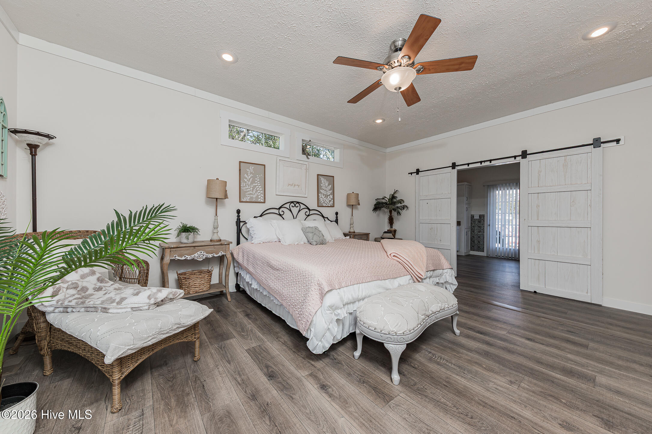 100563969 | Photo 31