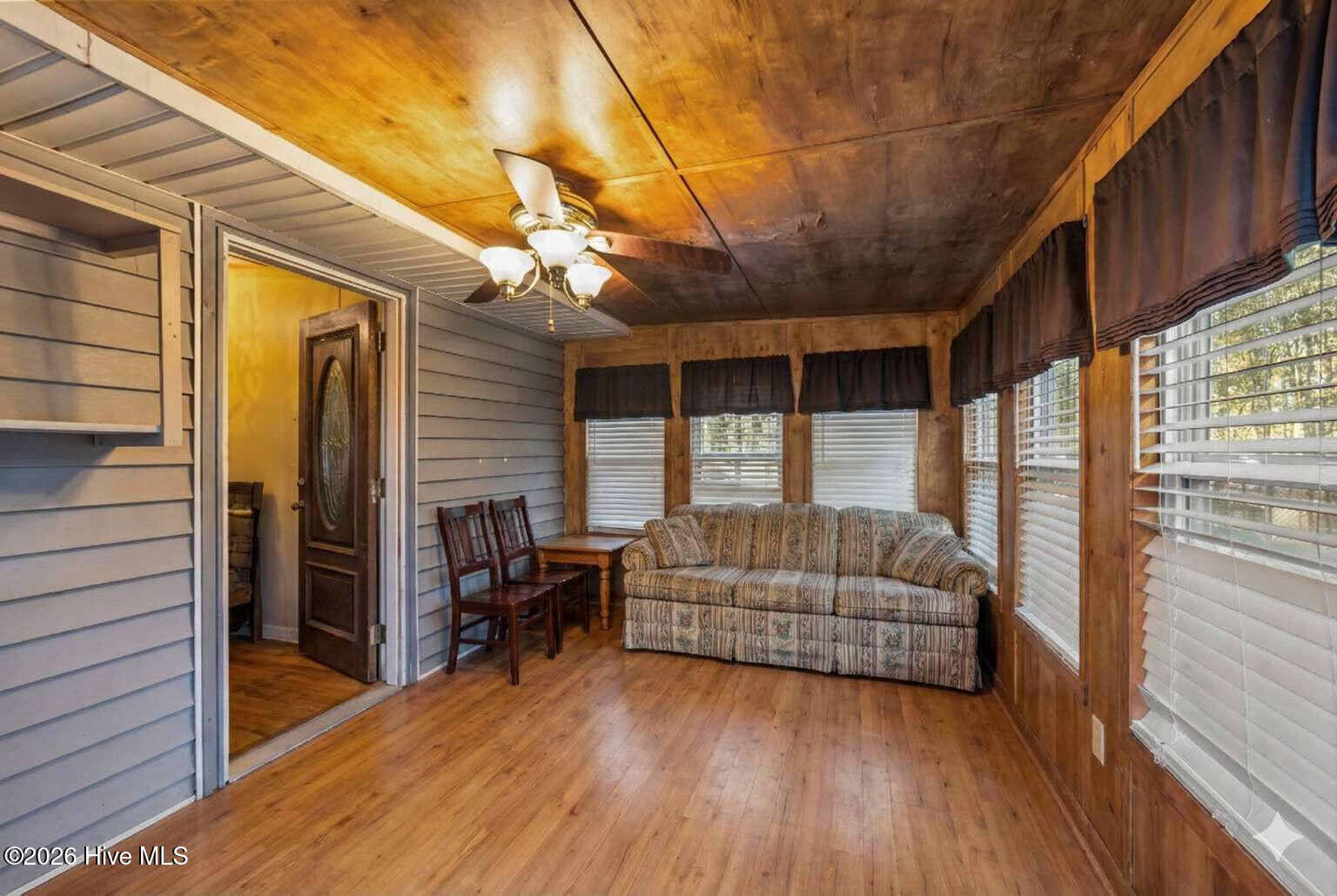 100552349 | Photo 13