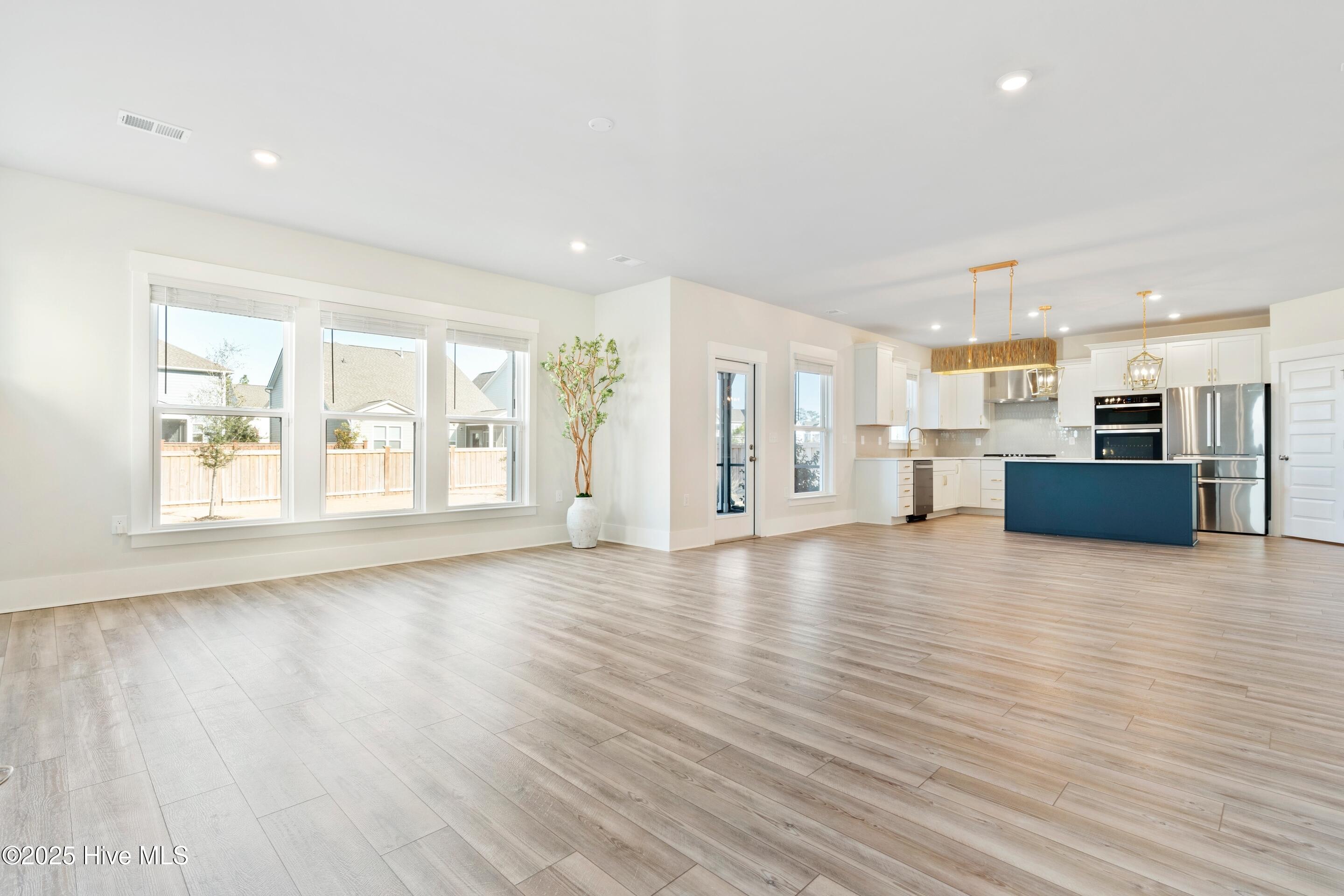 100547045 | Photo 11