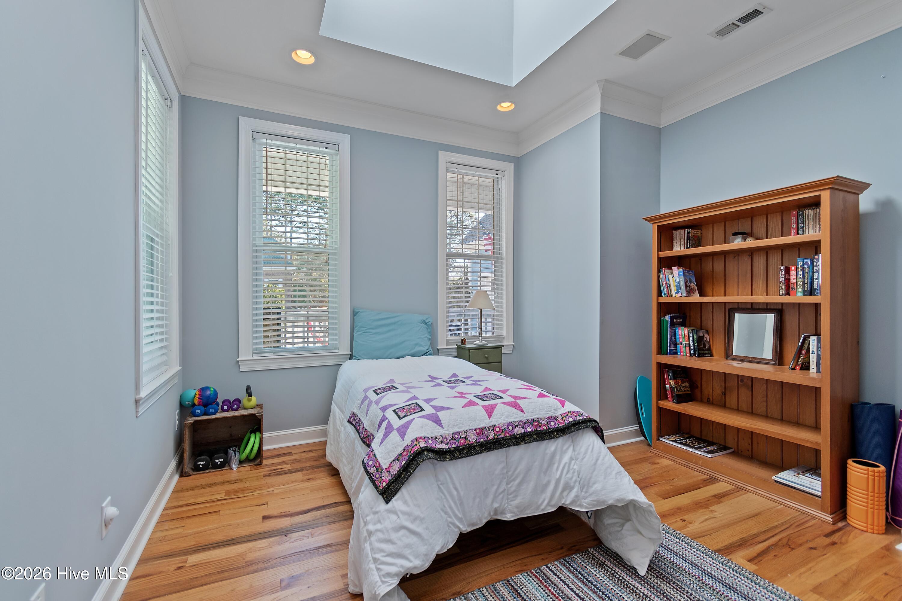 100561490 | Photo 28