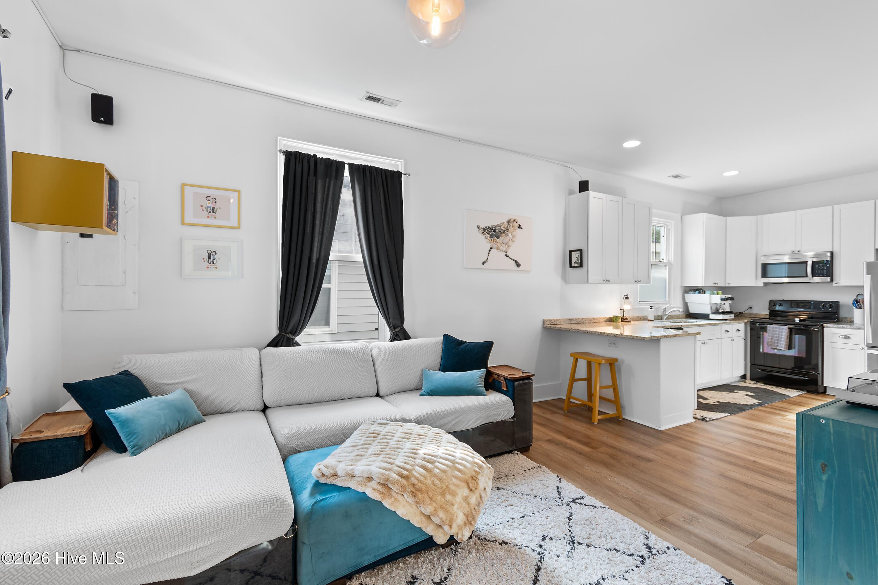 100568086 | Photo 12