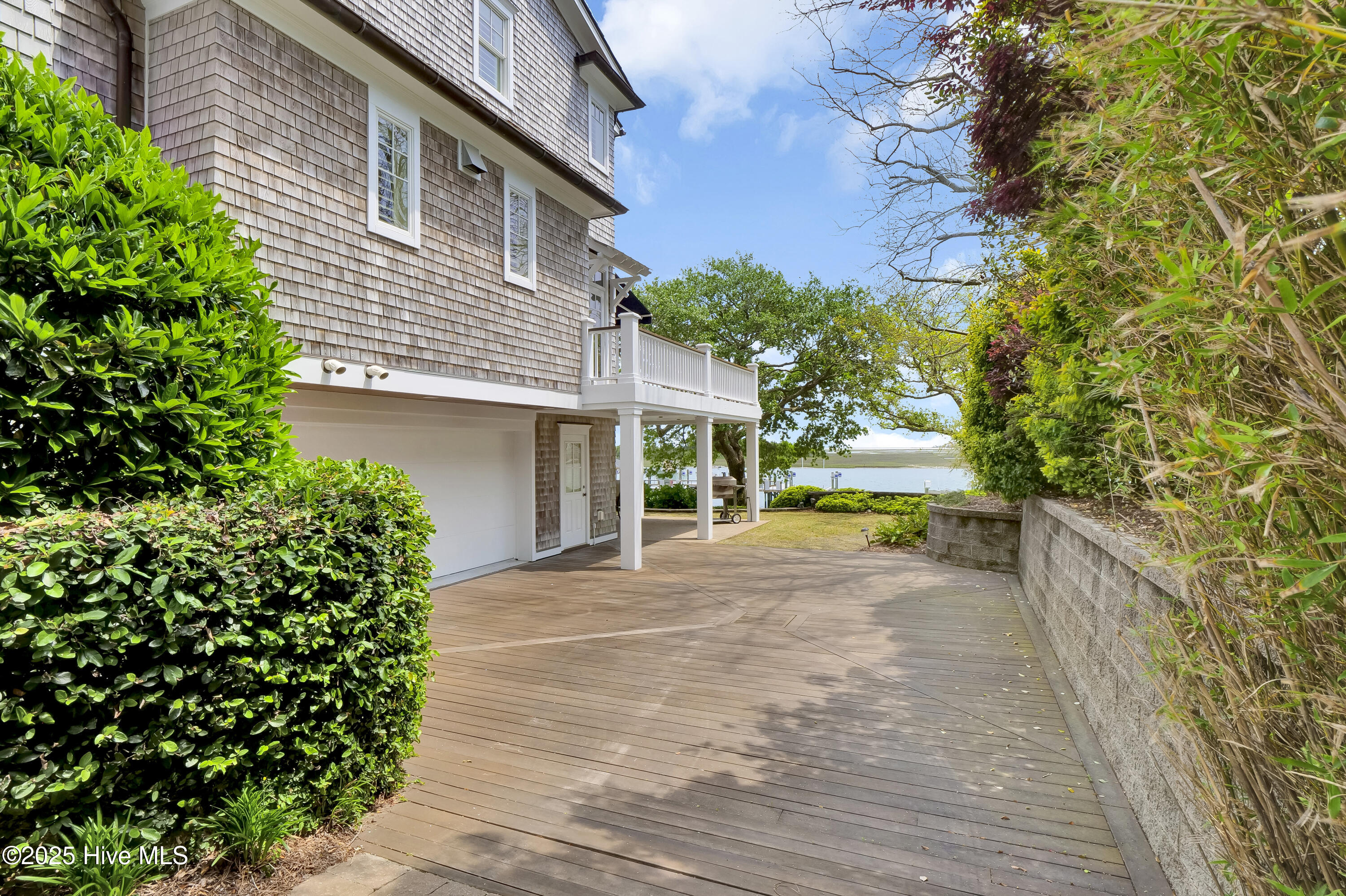 100504113 | Photo 63