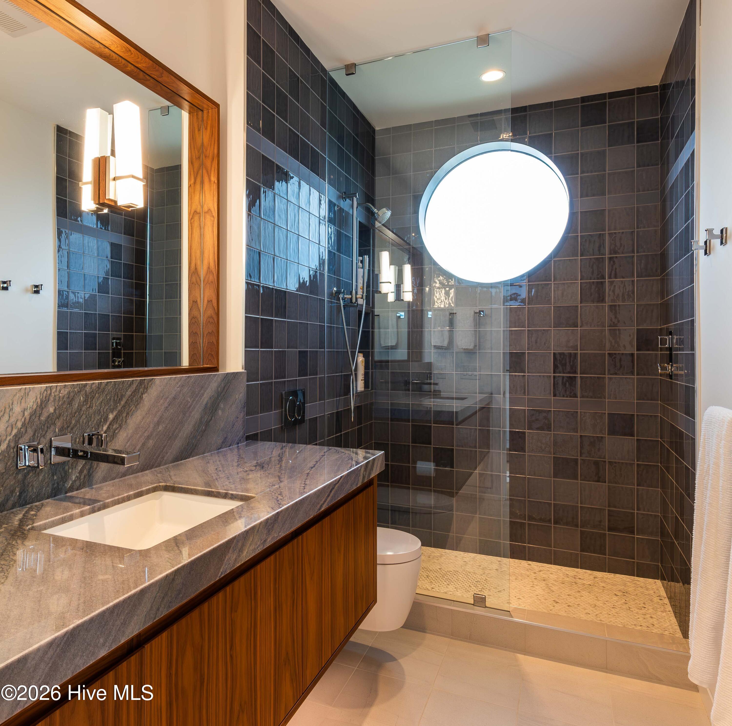 100554163 | Photo 34