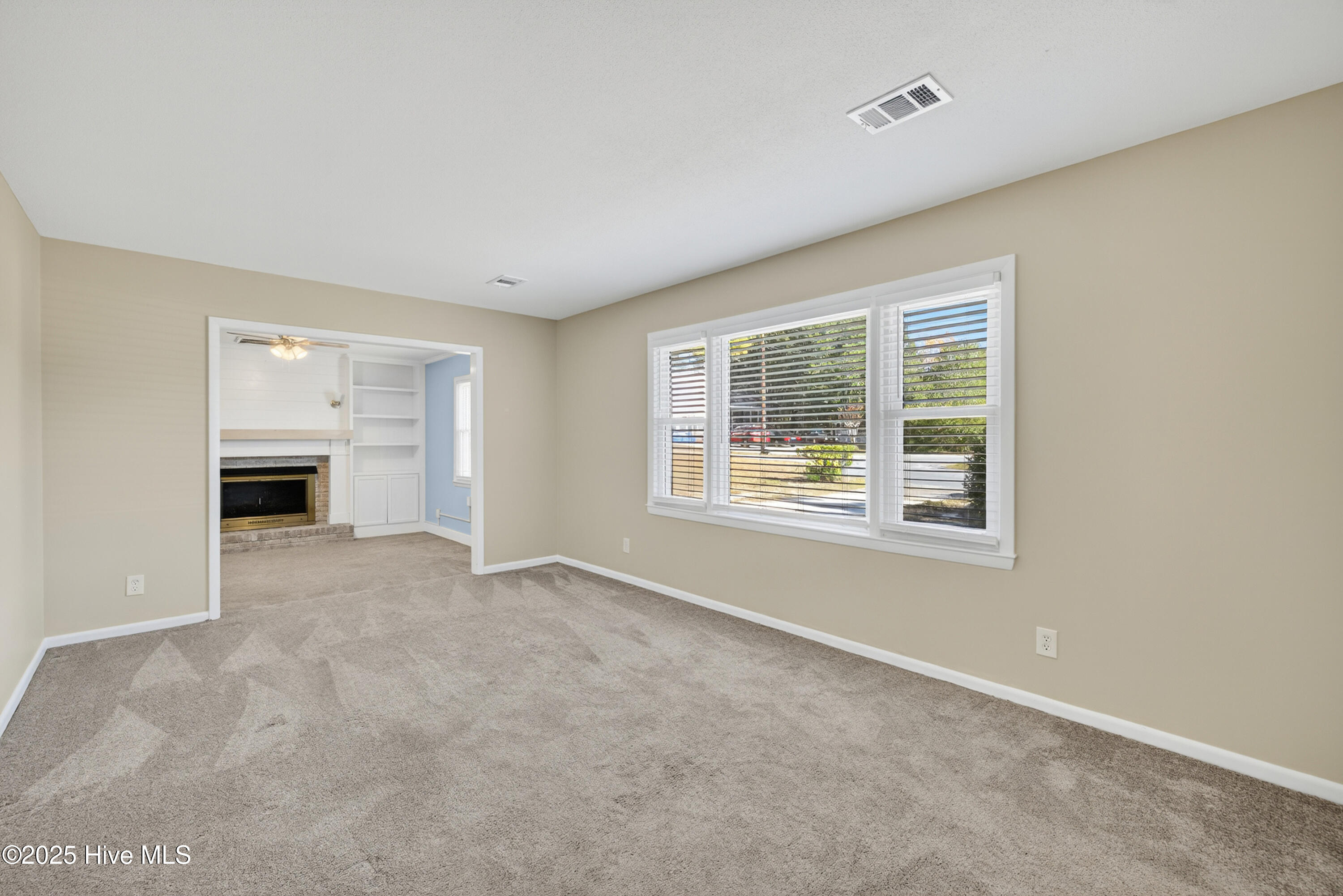 100541302 | Photo 23