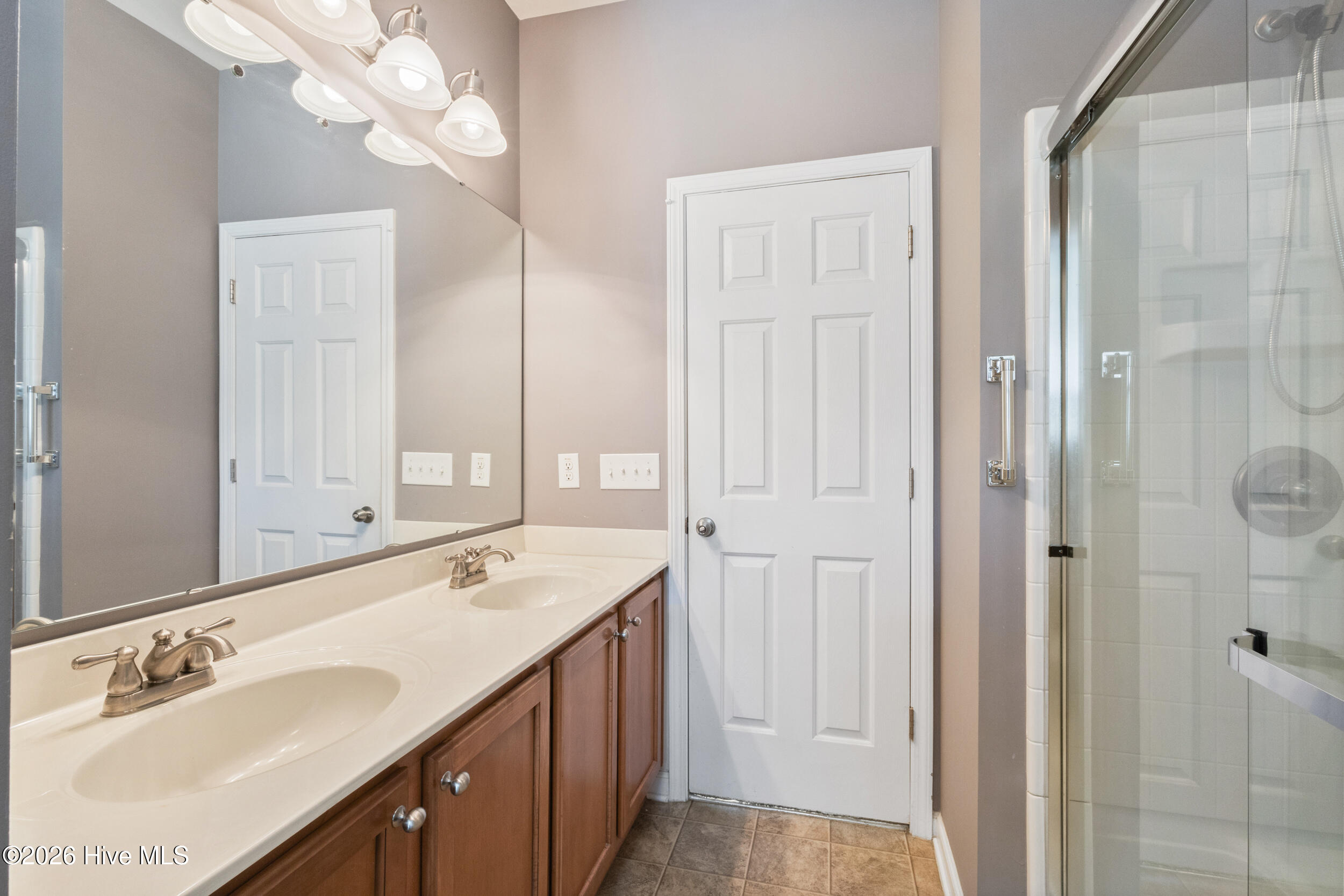 100565406 | Photo 35