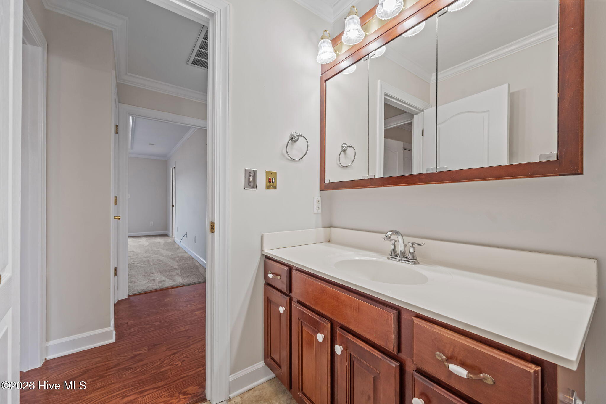 100542324 | Photo 47