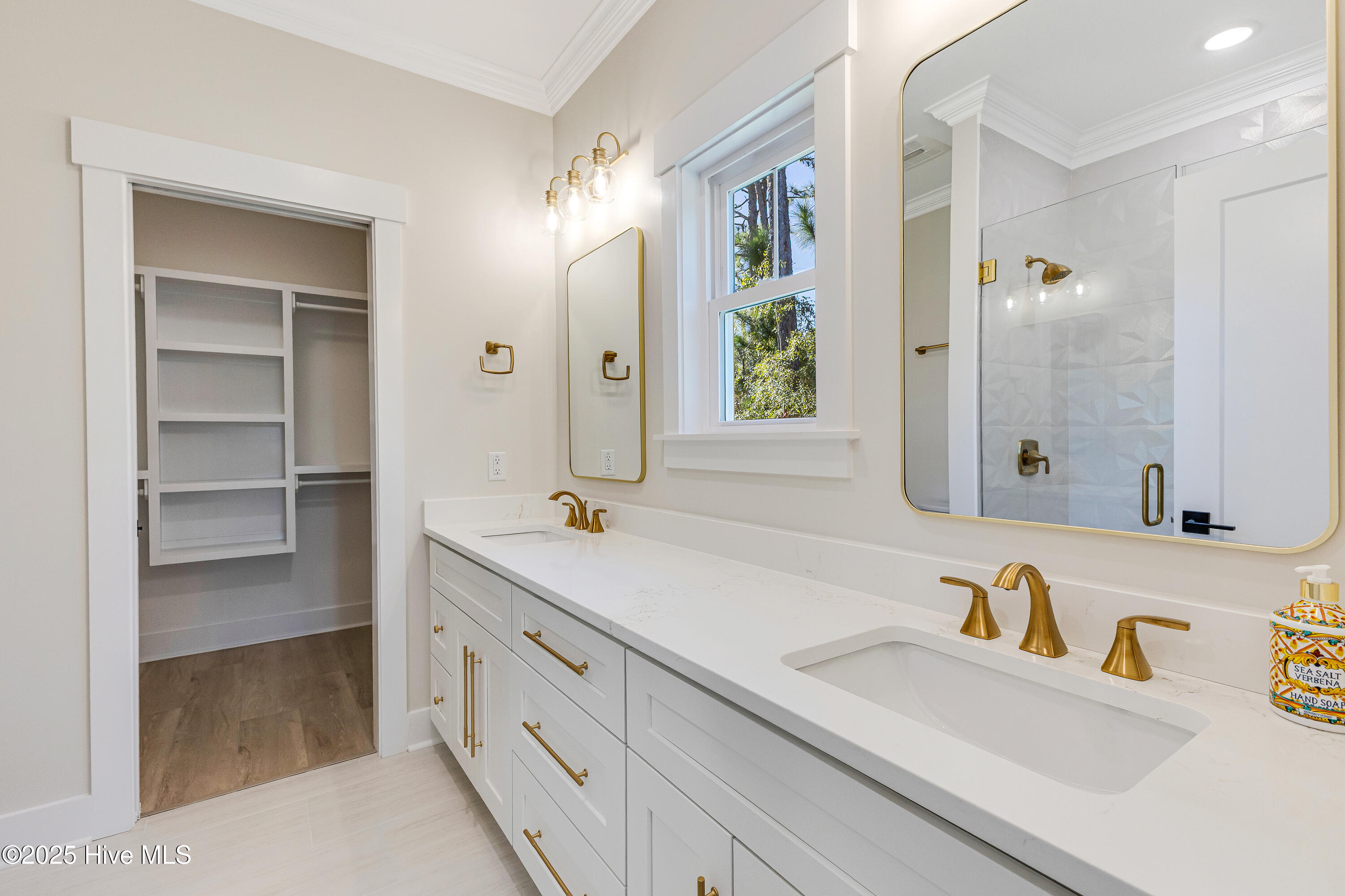 100533069 | Photo 25