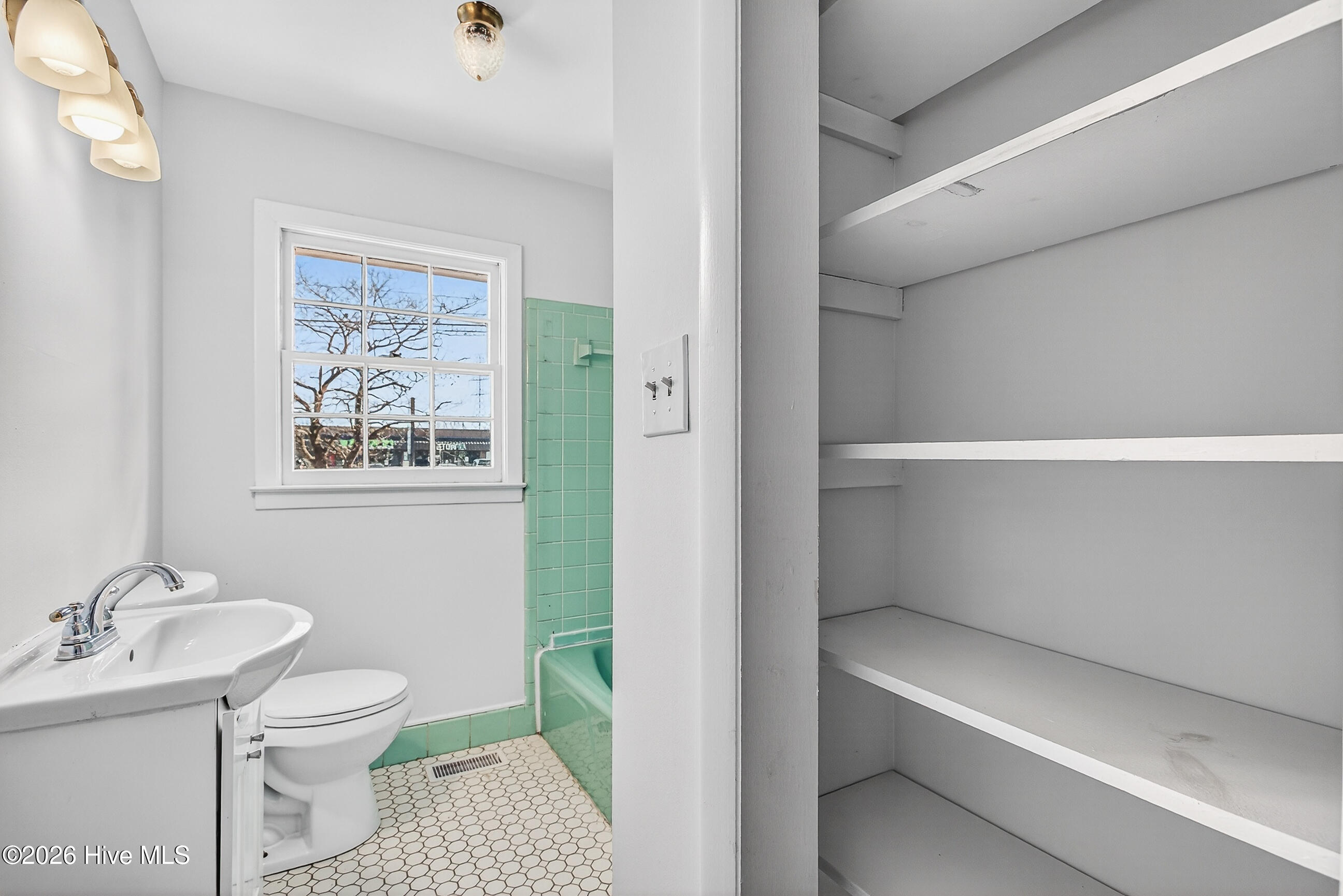 100548057 | Photo 24