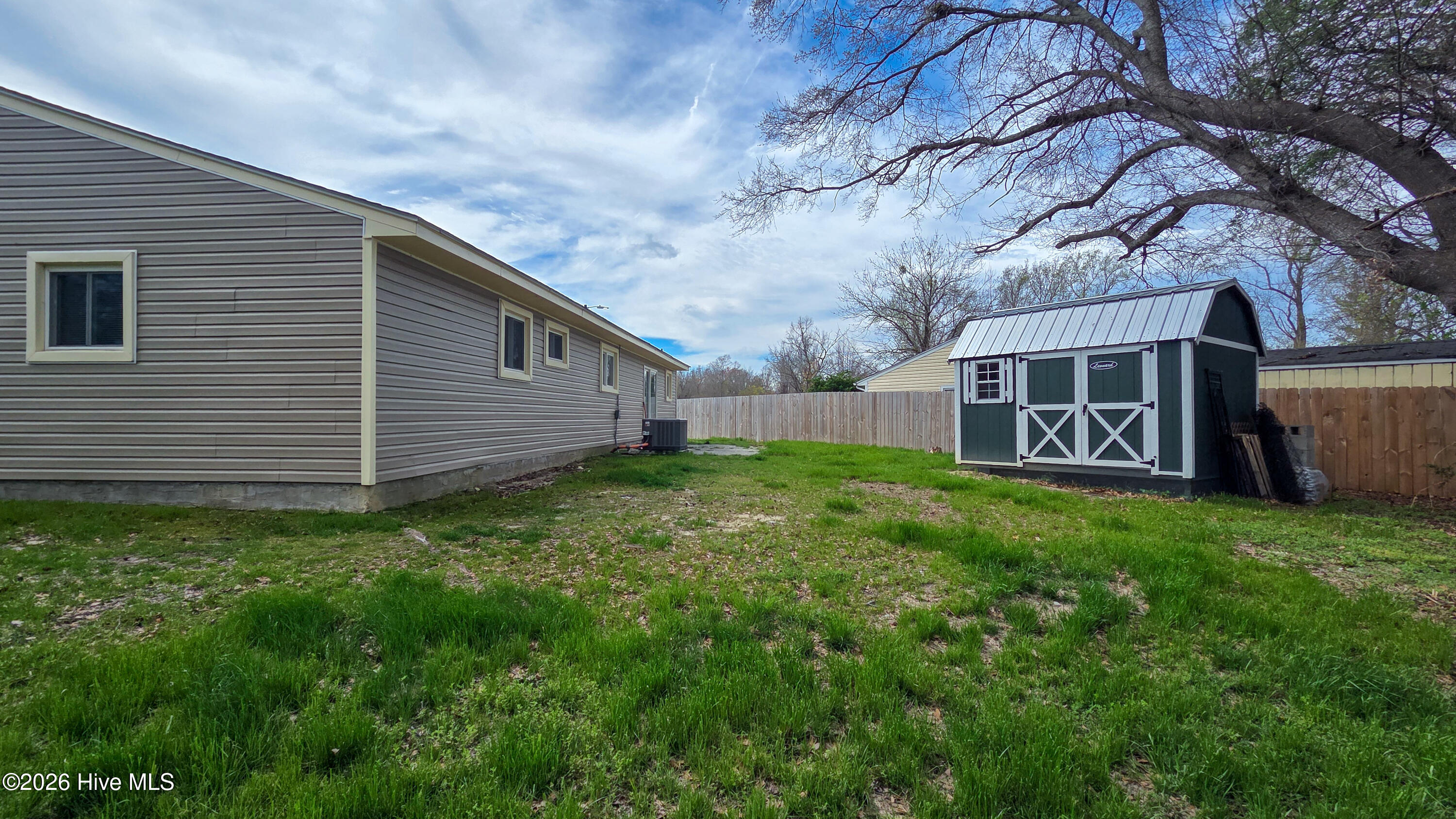 100564007 | Photo 35