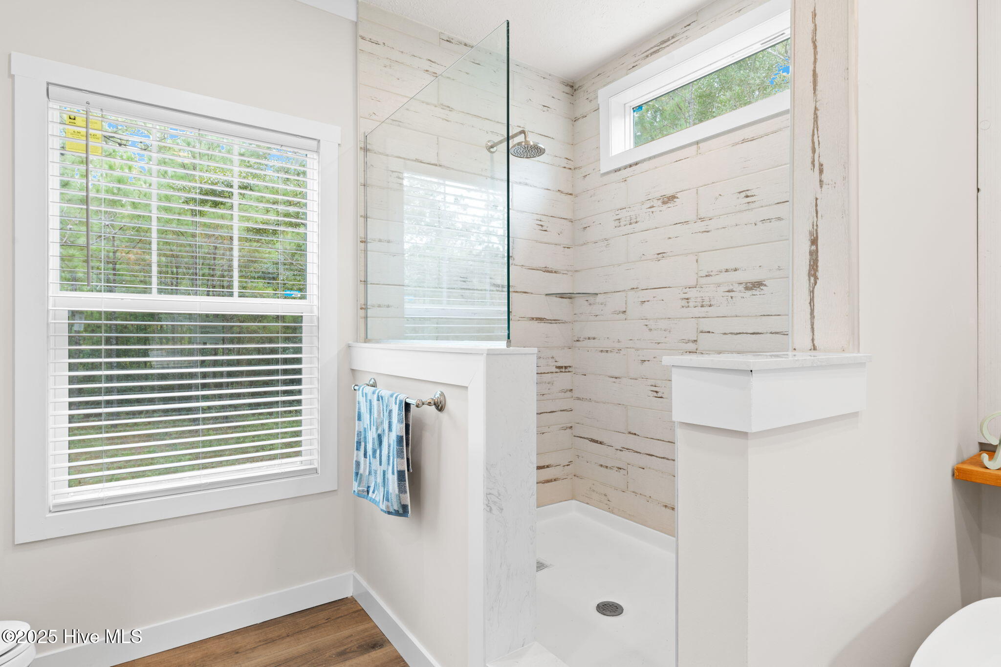 100558288 | Photo 23