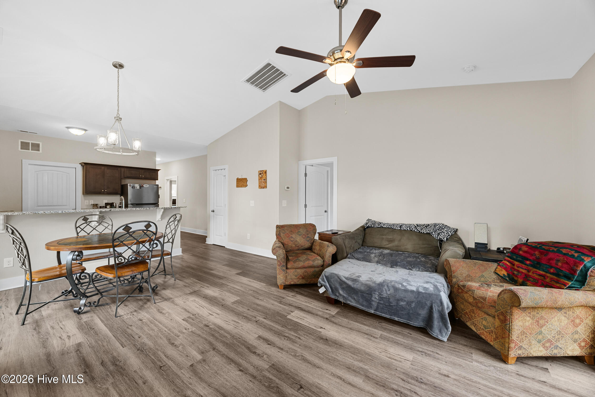 100564785 | Photo 16