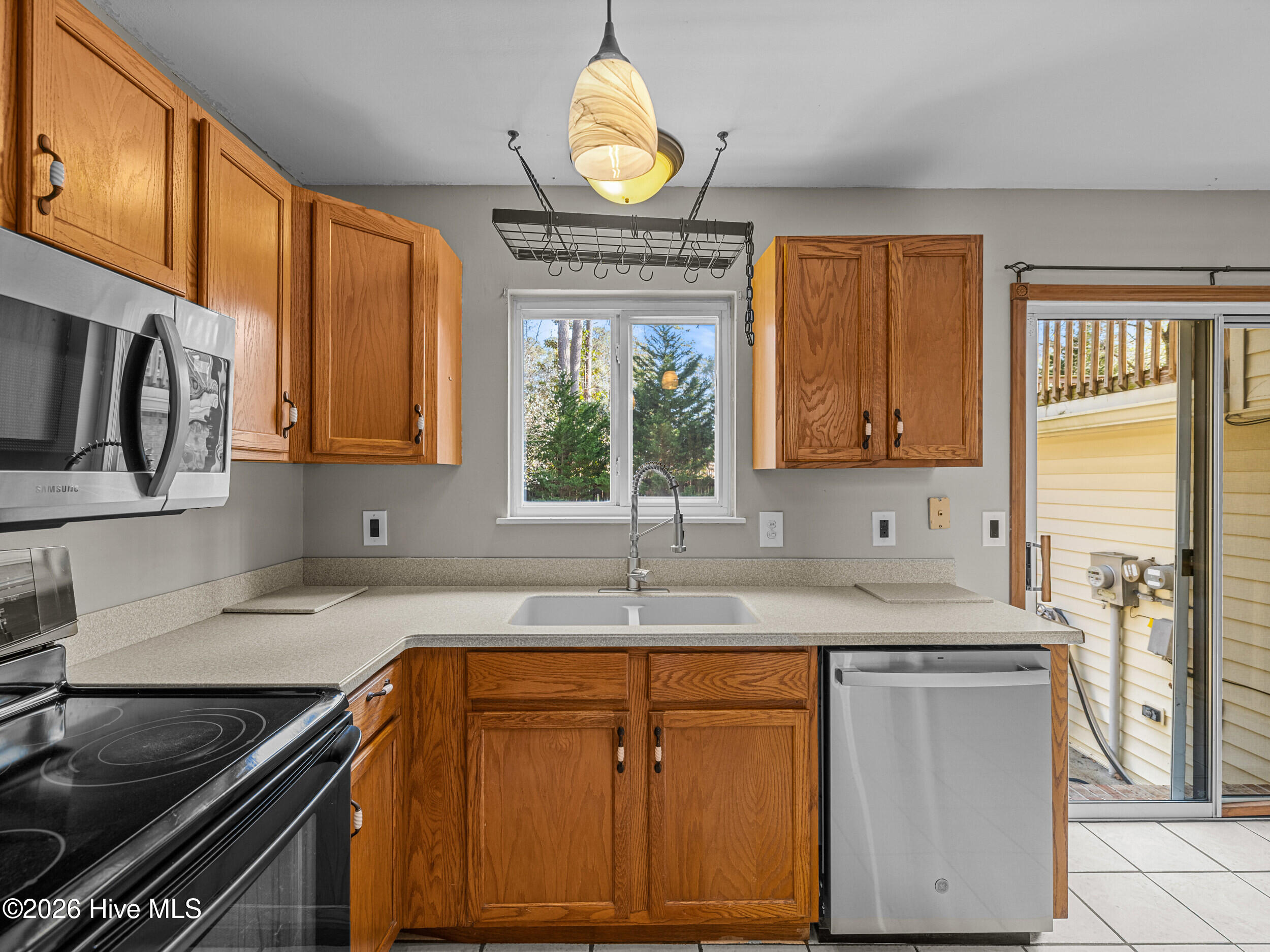 100561743 | Photo 15