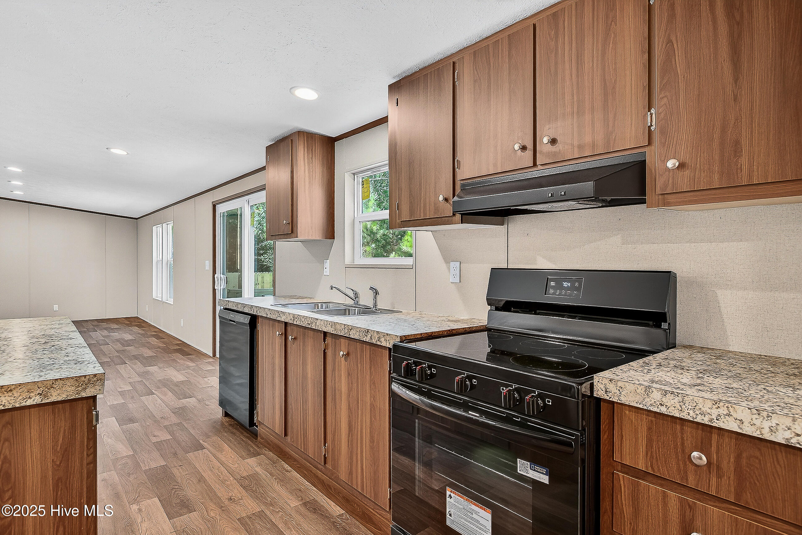 100537518 | Photo 10