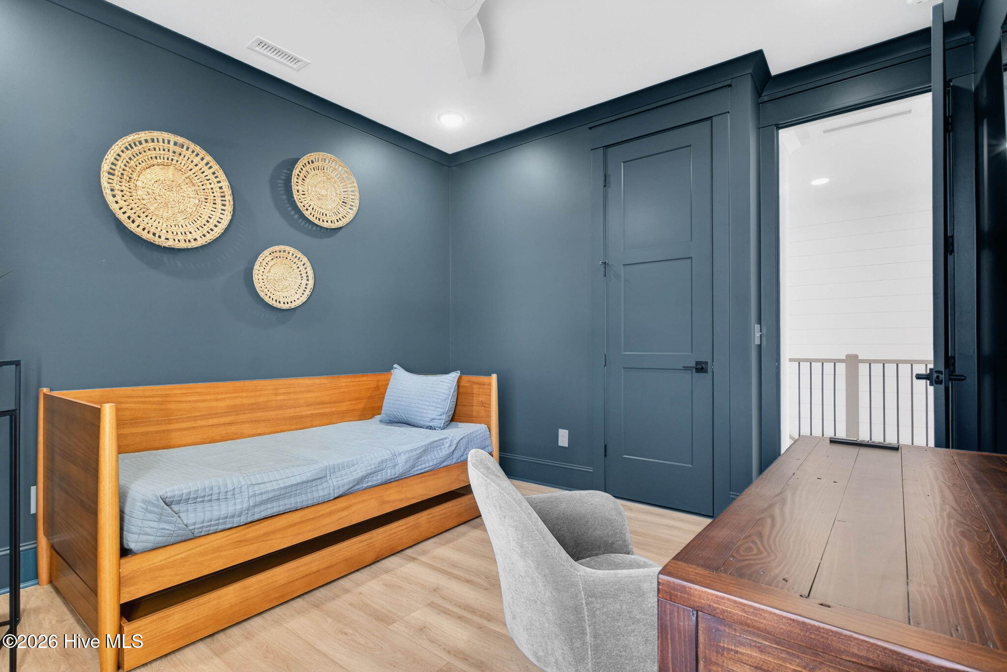 100570262 | Photo 61