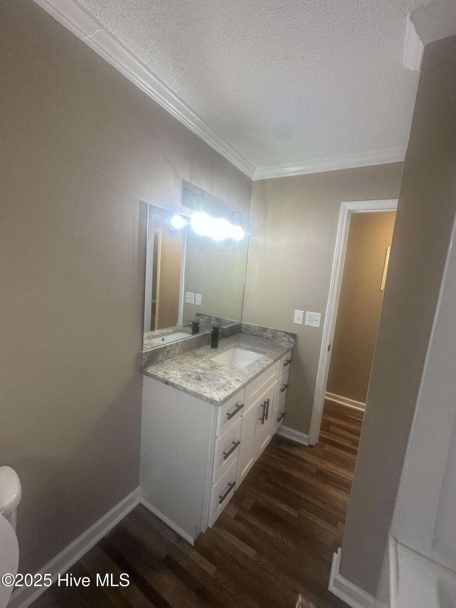 100518082 | Photo 11