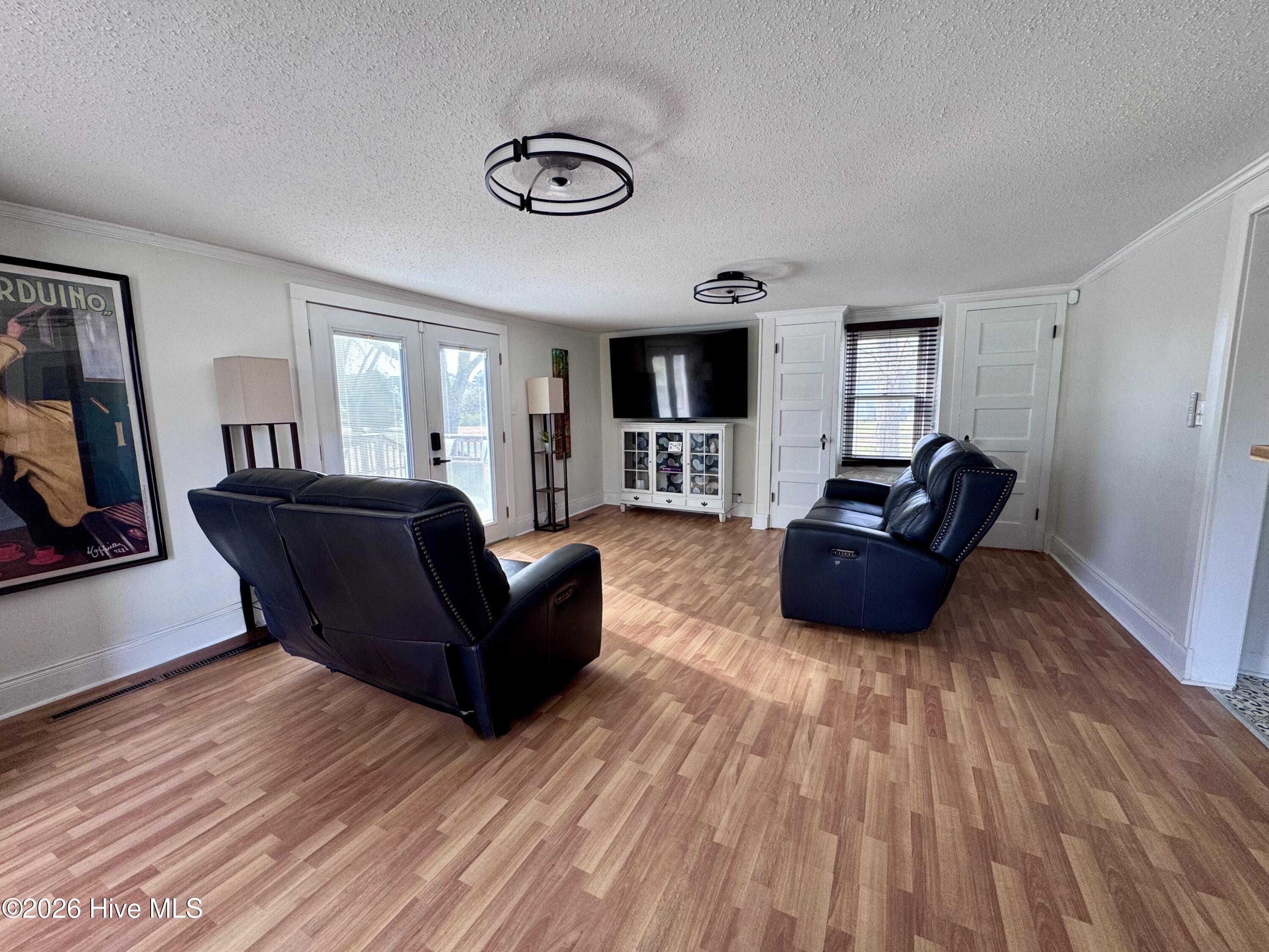 3405 Oaks 