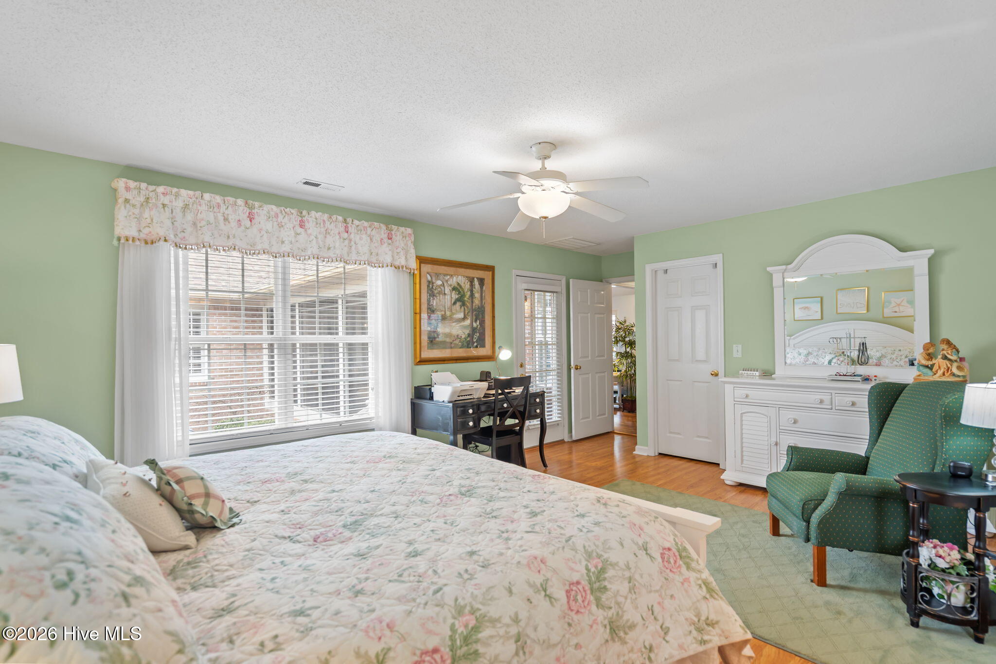 100557863 | Photo 28