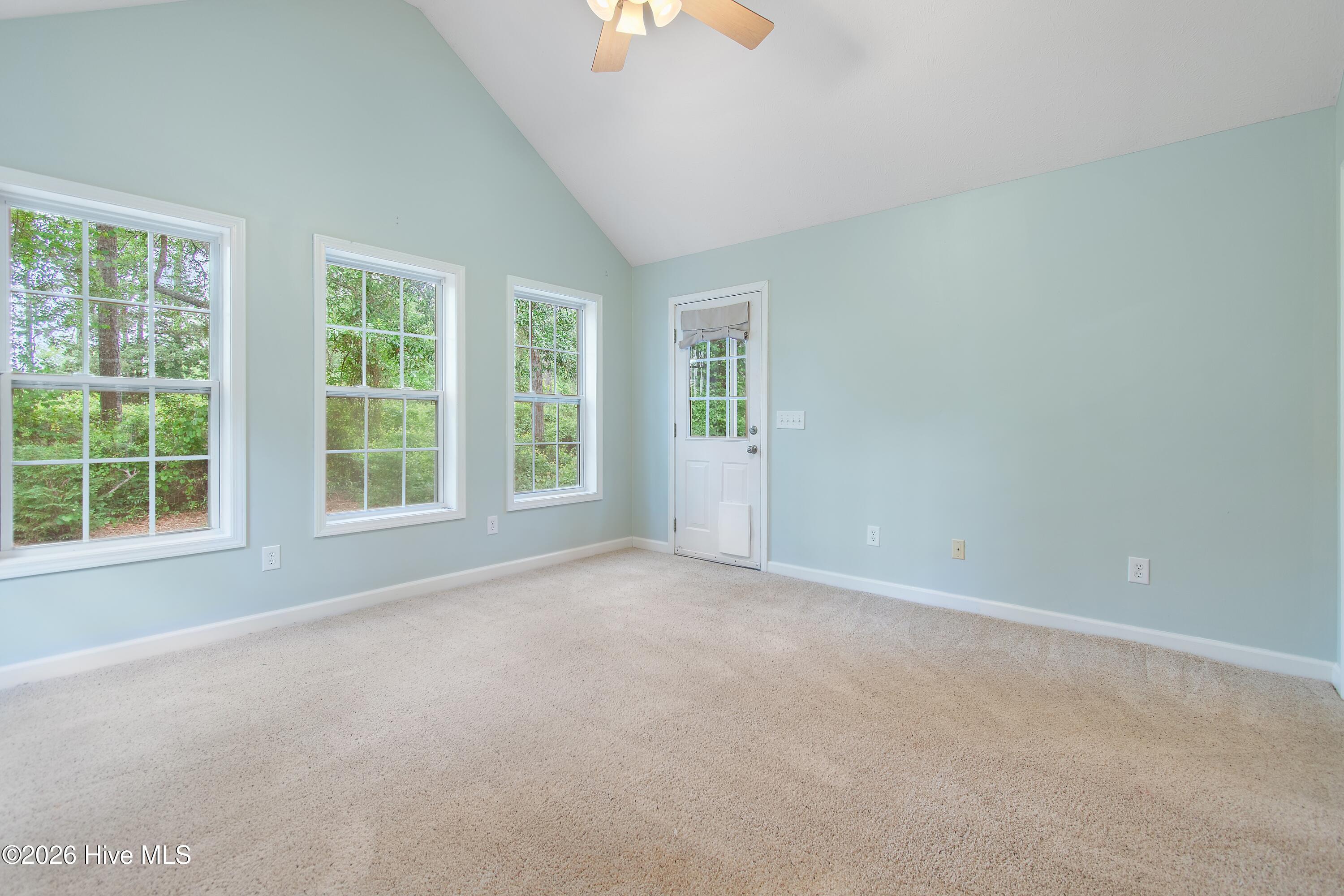 100570075 | Photo 11