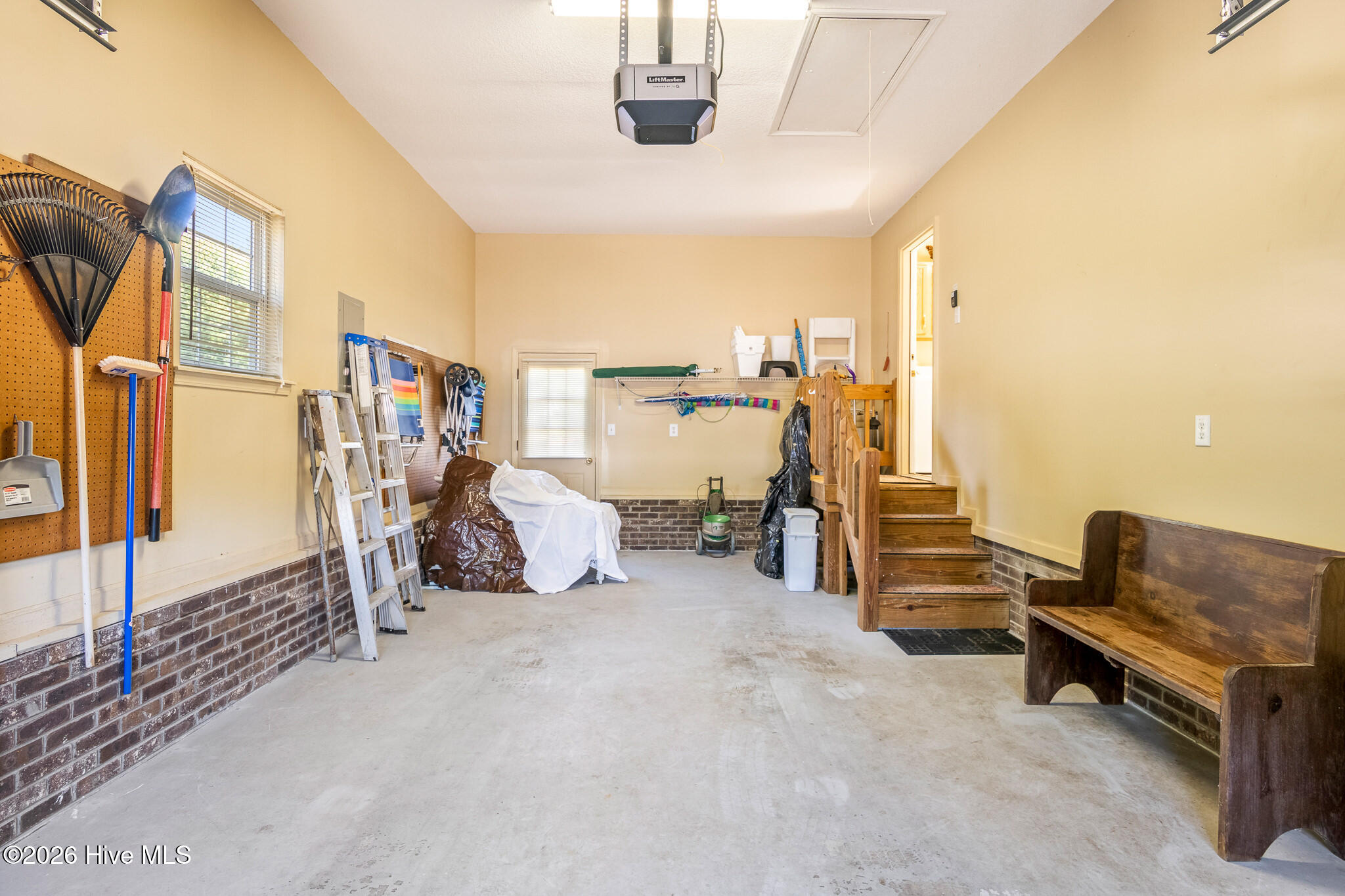 100566913 | Photo 38