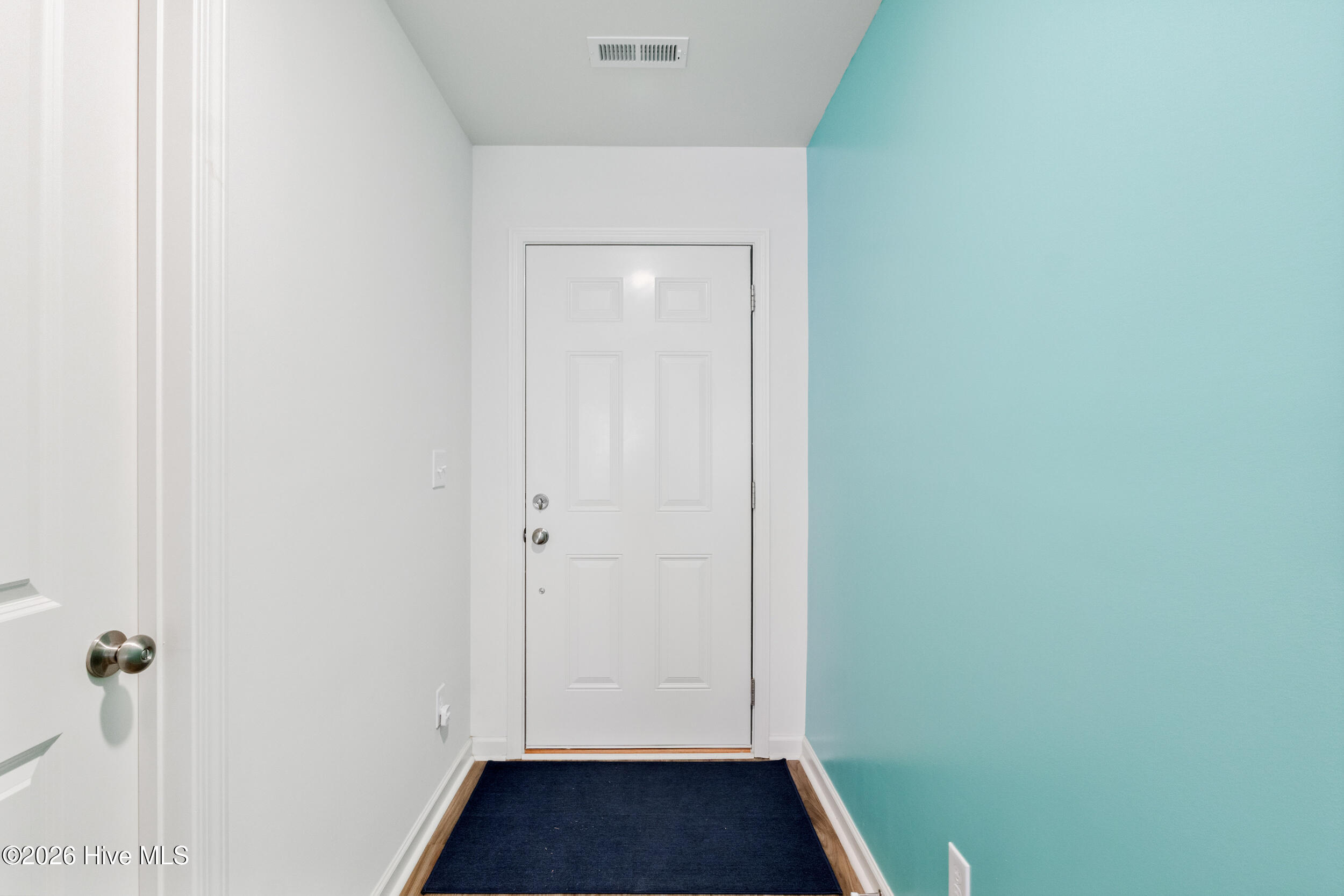 100549319 | Photo 11