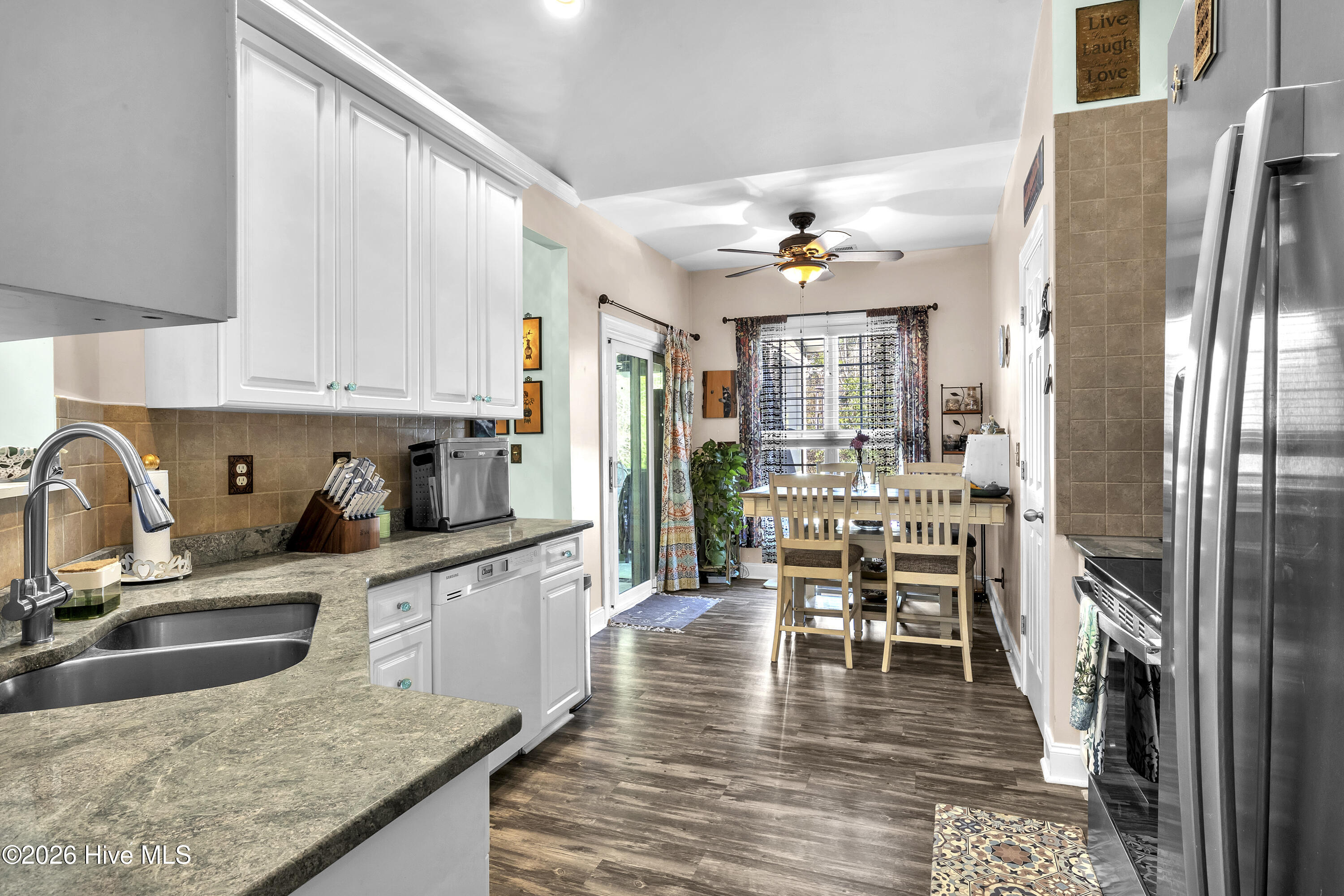 100561283 | Photo 14