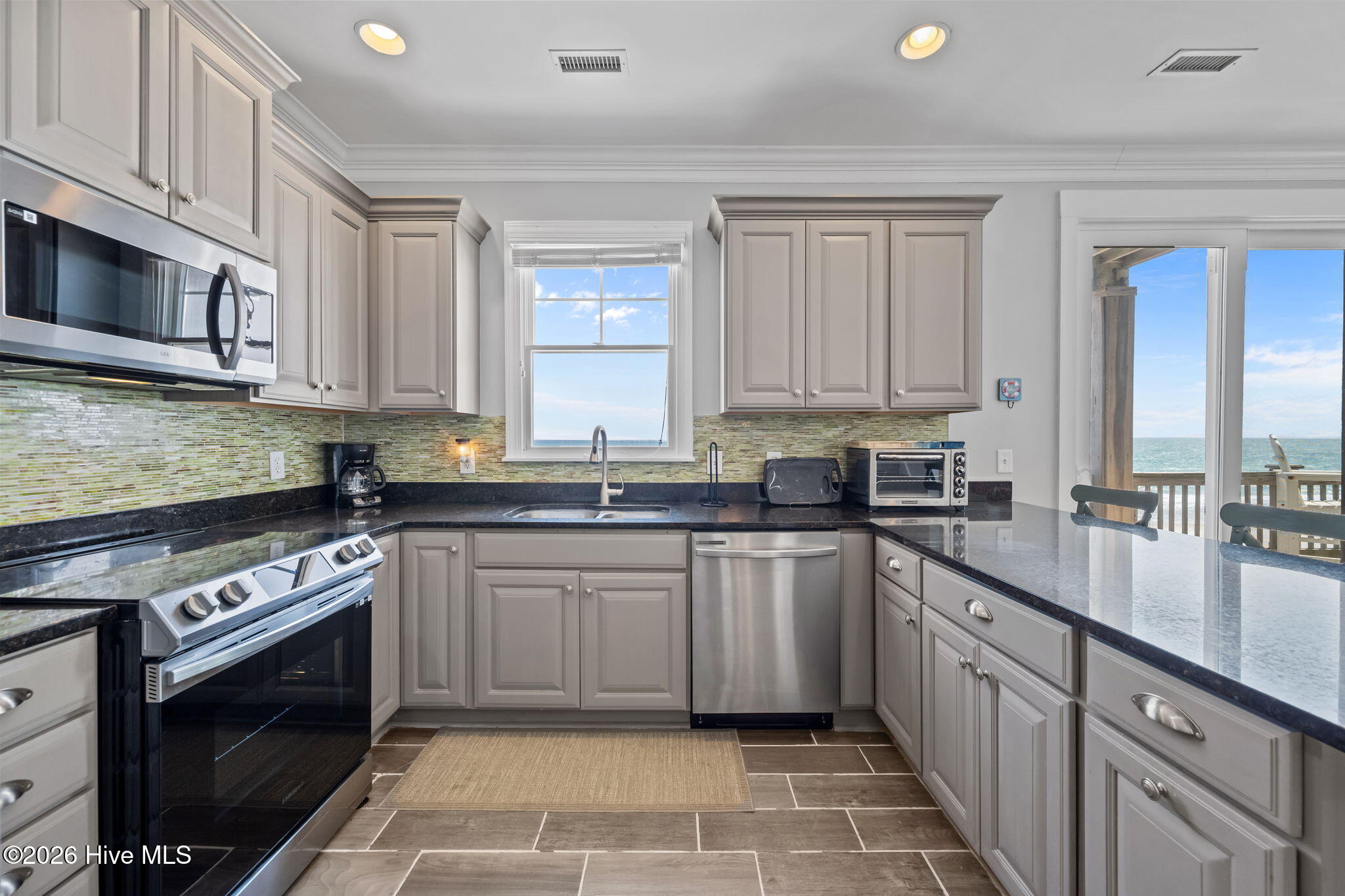 100570241 | Photo 38