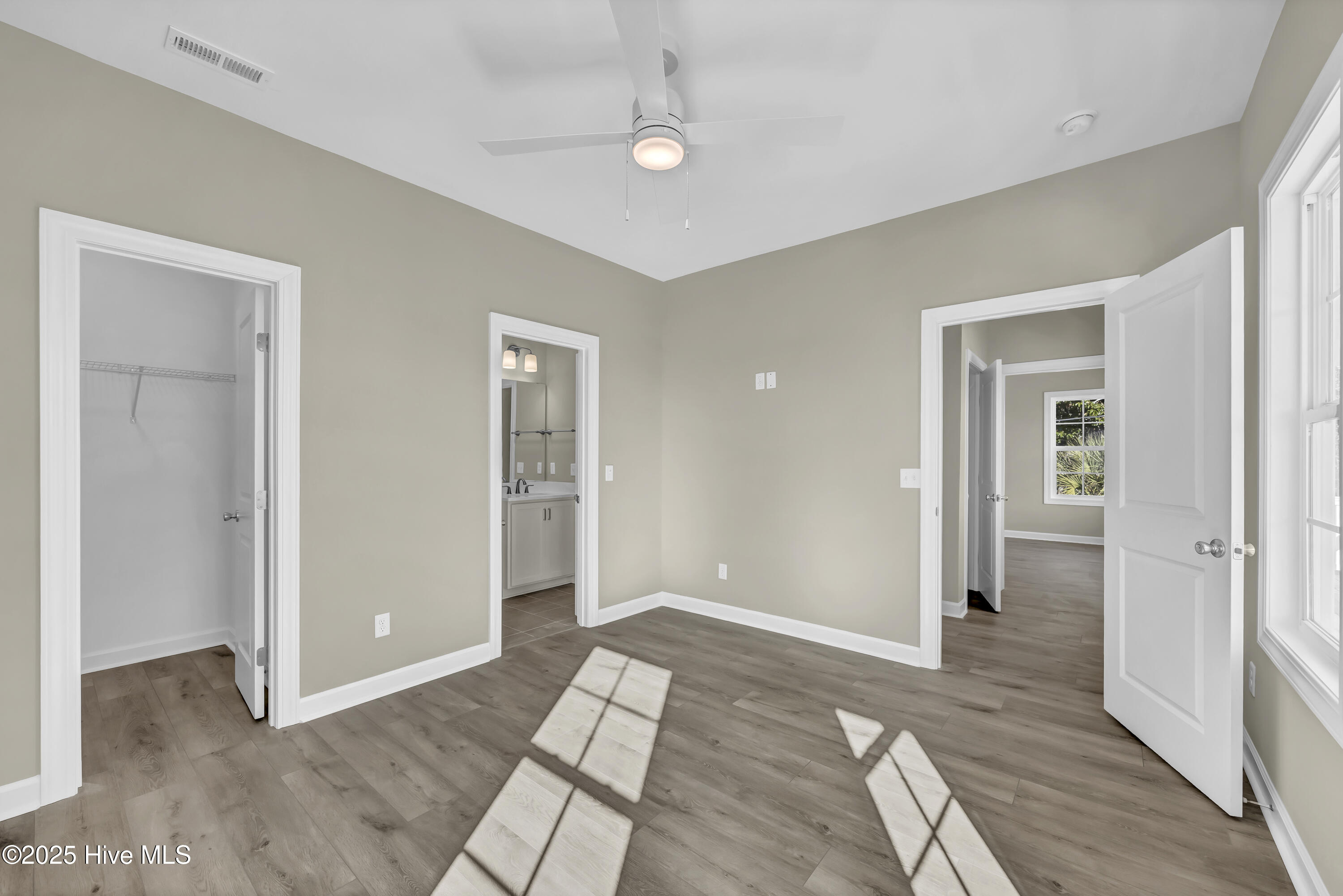 100545866 | Photo 14