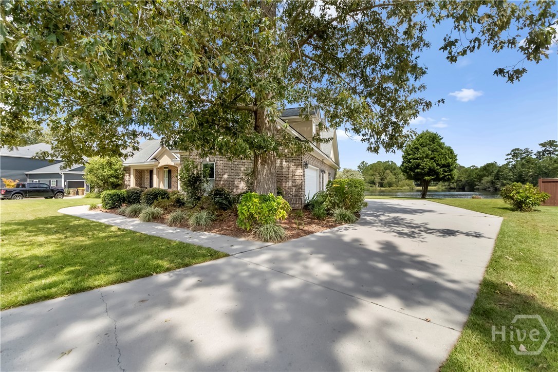 Front Photo Exterior - Driveway