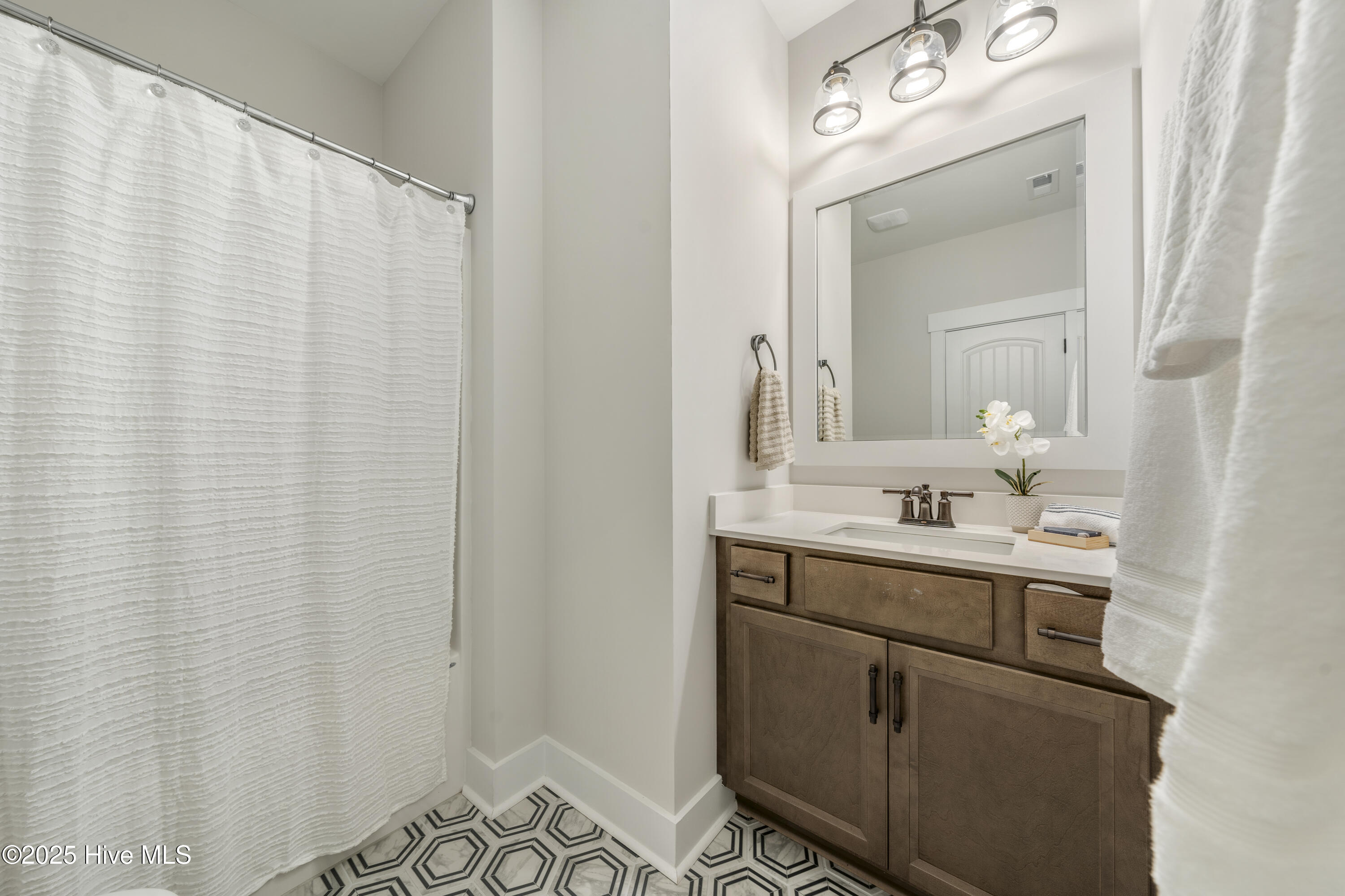 100540465 | Photo 24