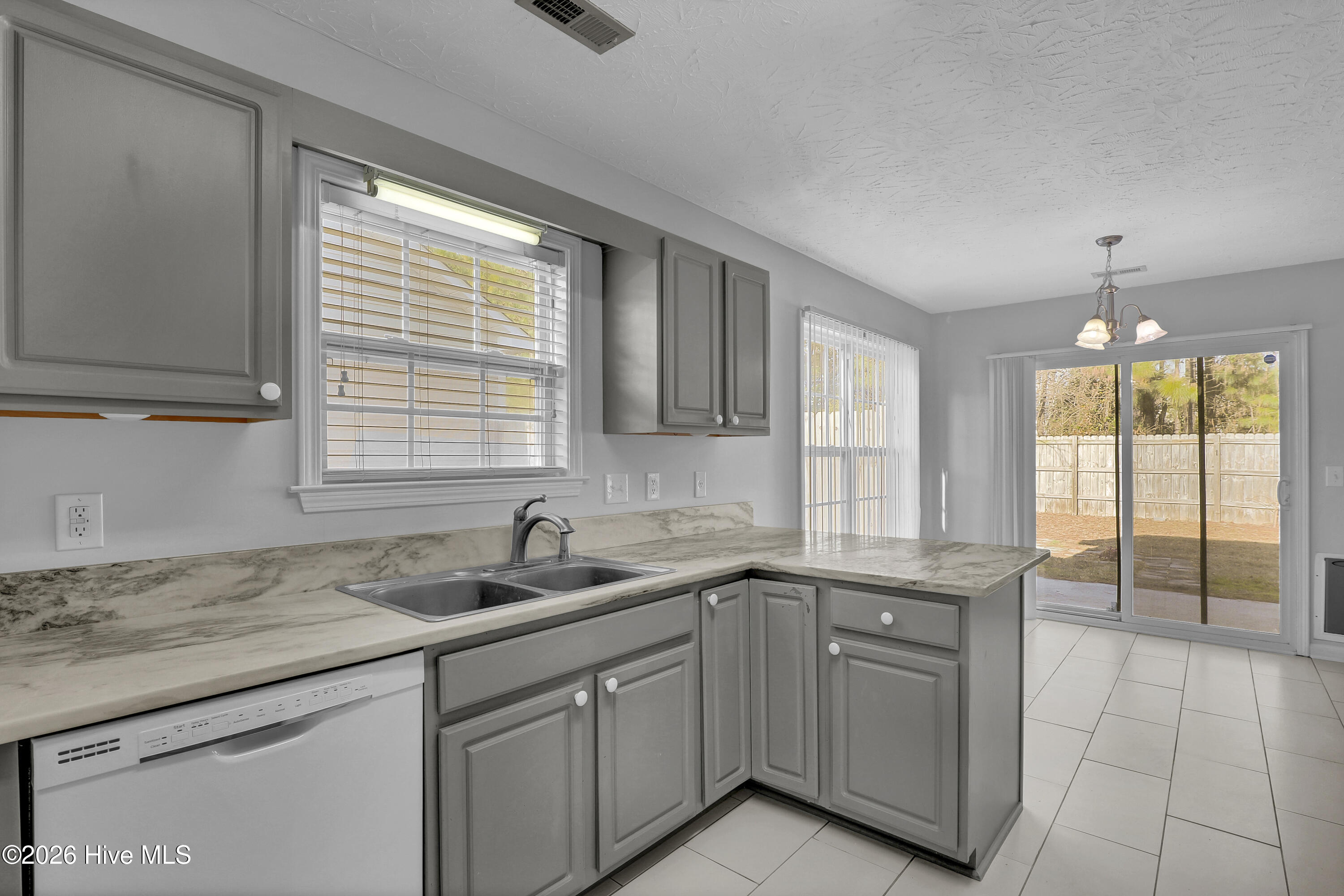 100549812 | Photo 16