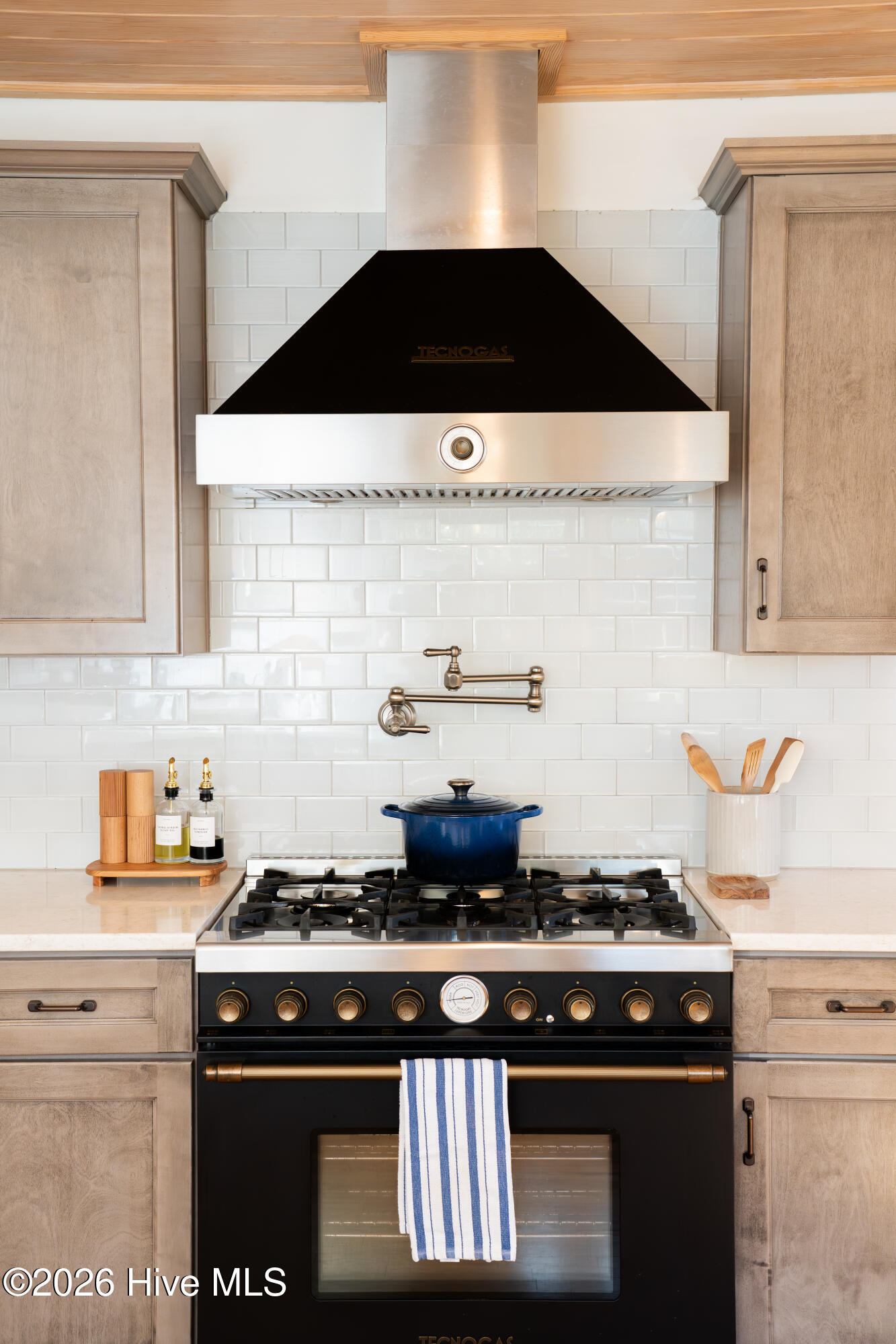 100558476 | Photo 19