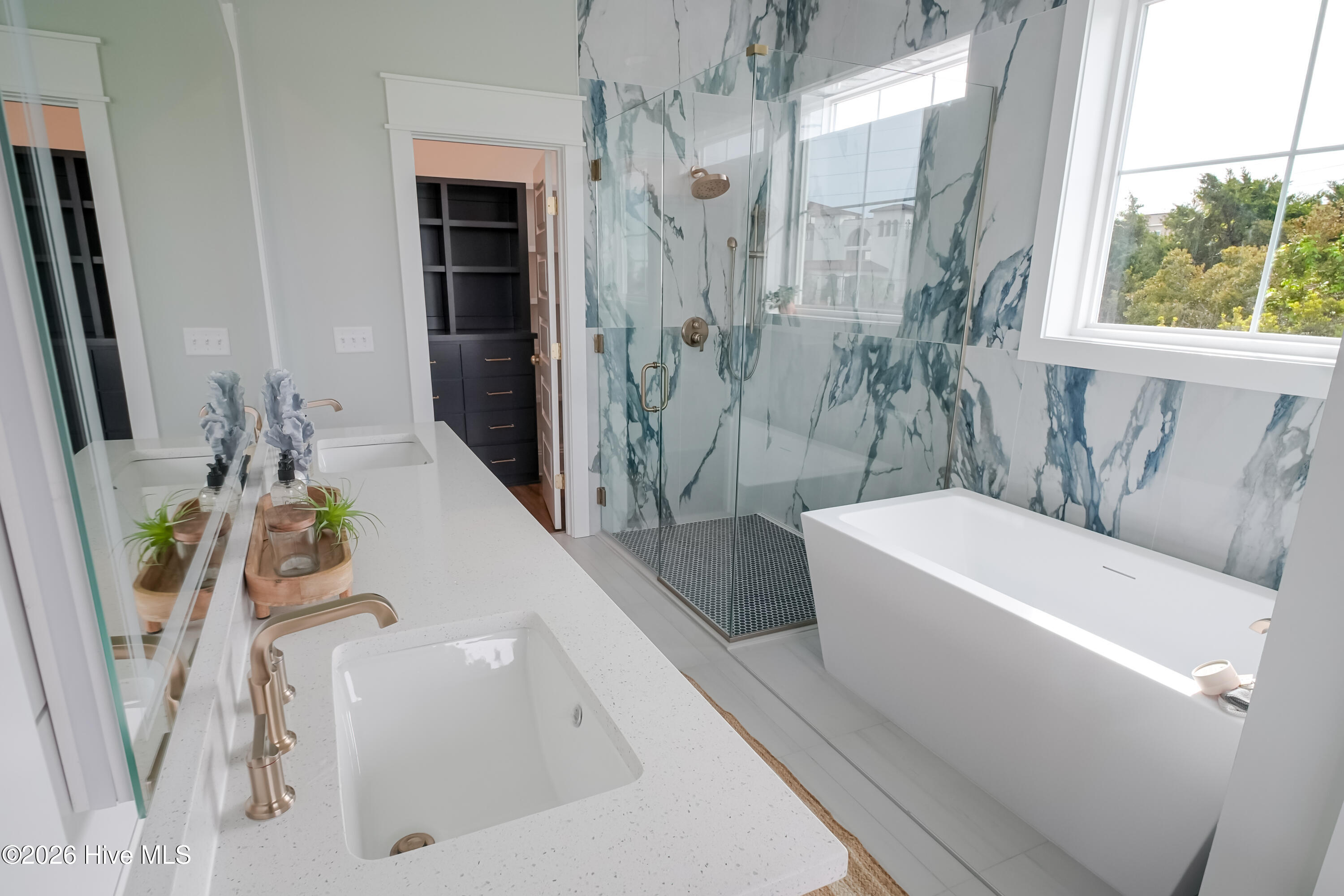 100516070 | Photo 18