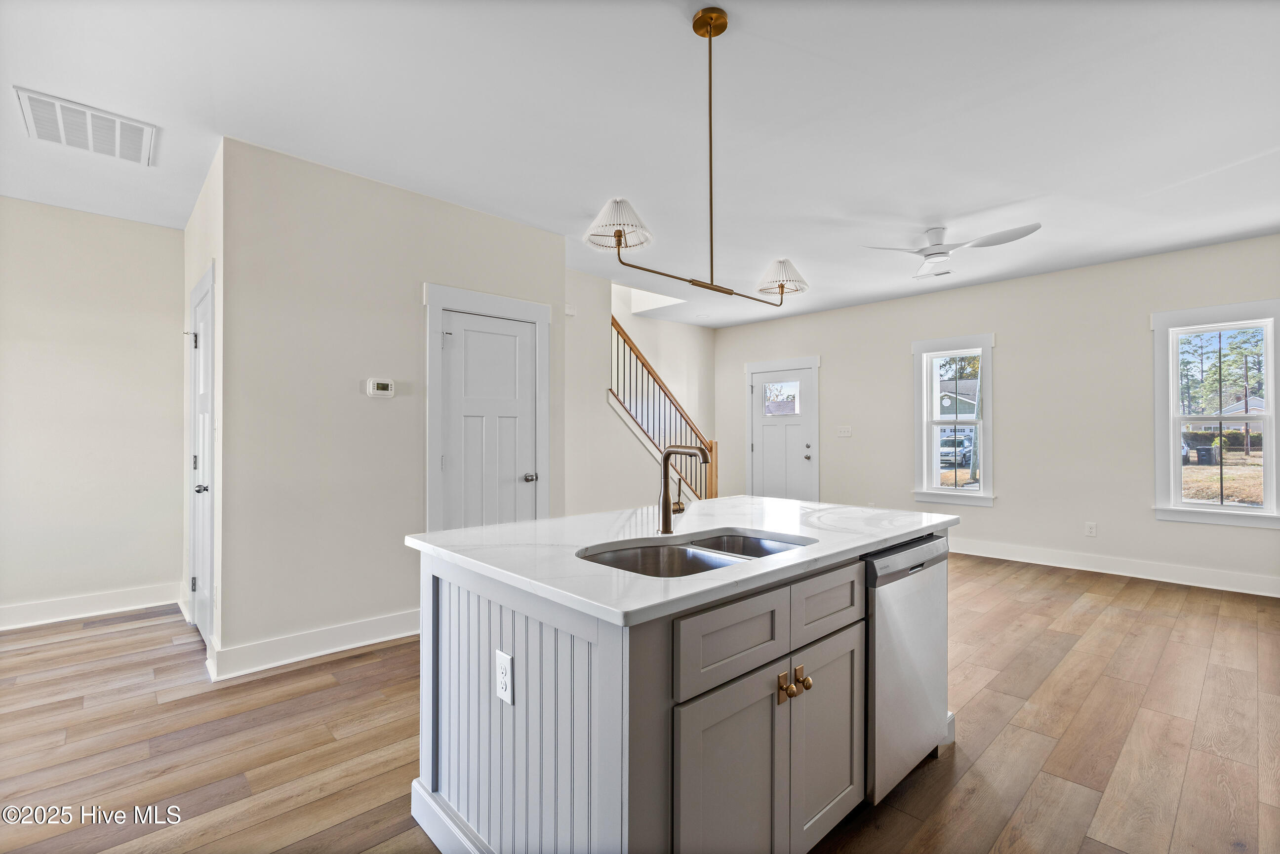 100546129 | Photo 11