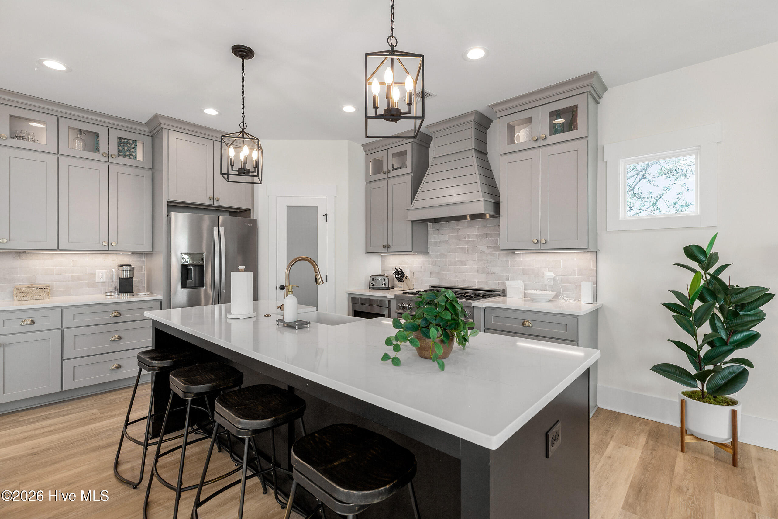 100562975 | Photo 14