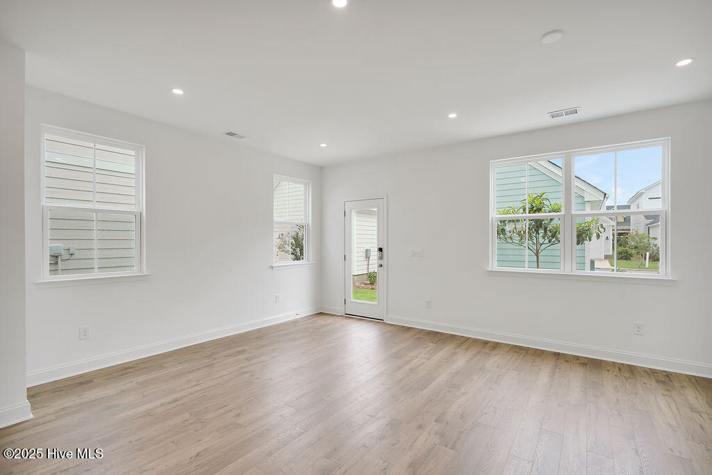 100540723 | Photo 19