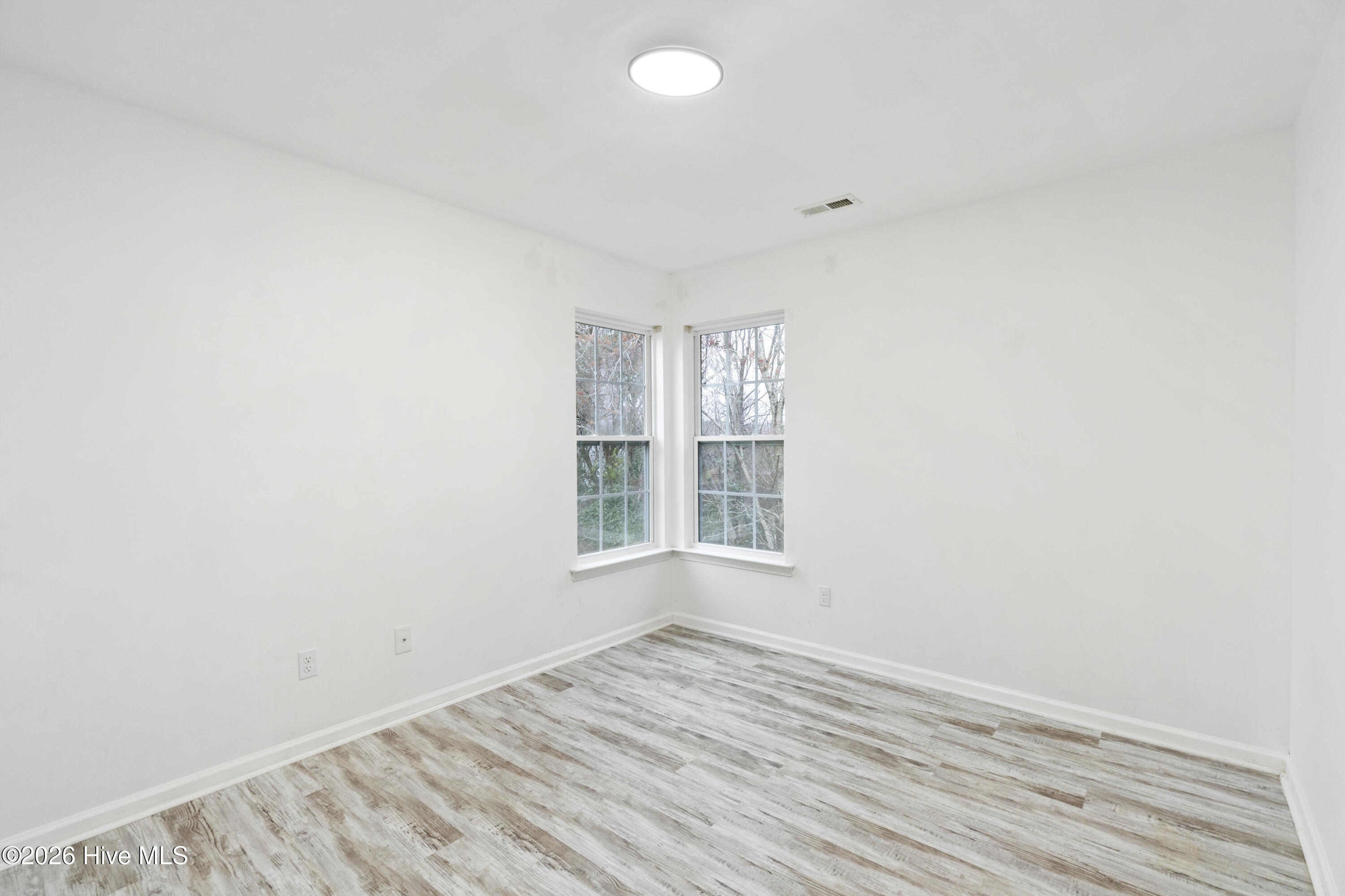 100557847 | Photo 24