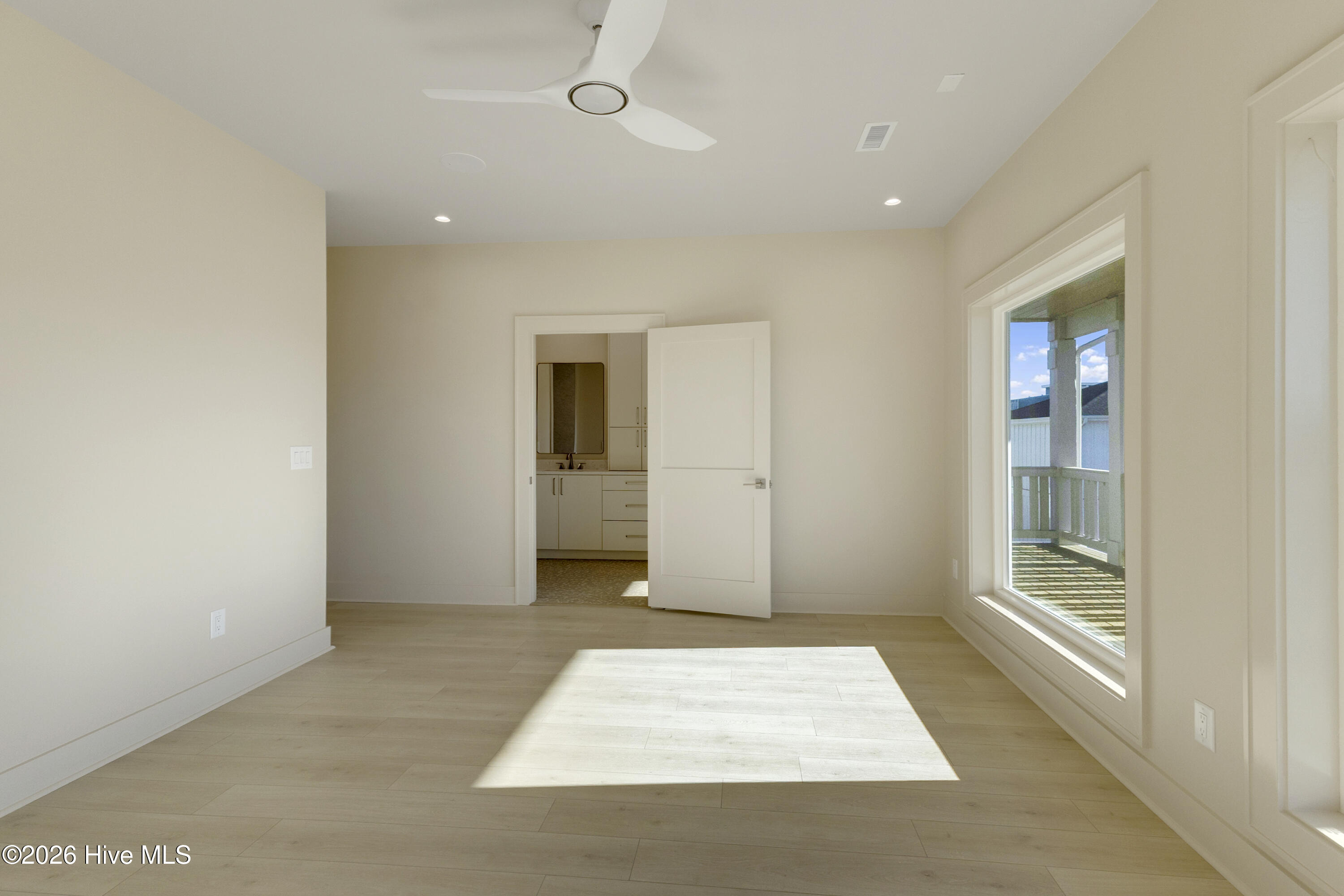 100551953 | Photo 67