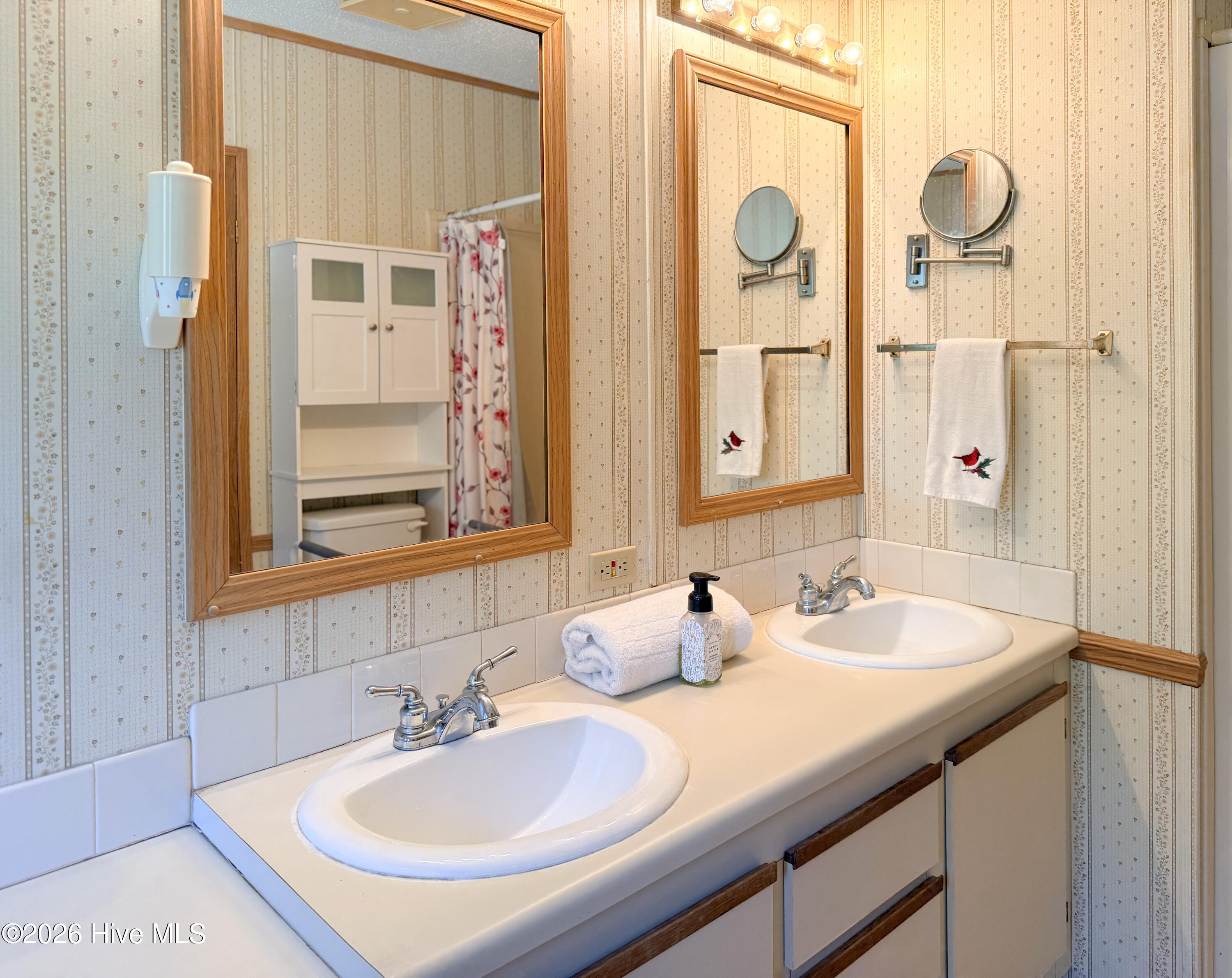 100563984 | Photo 38