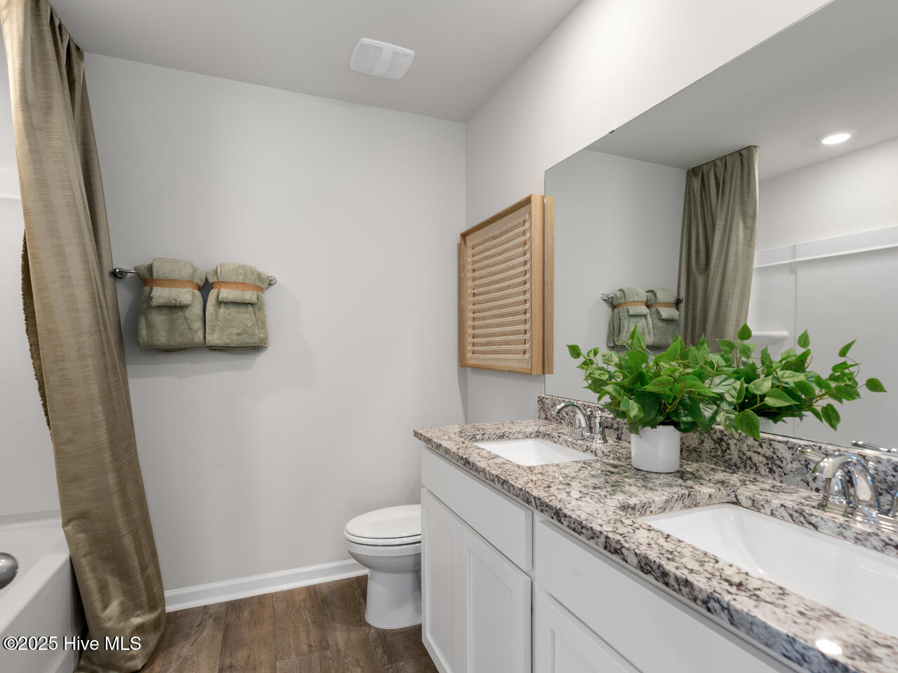 100562271 | Photo 28