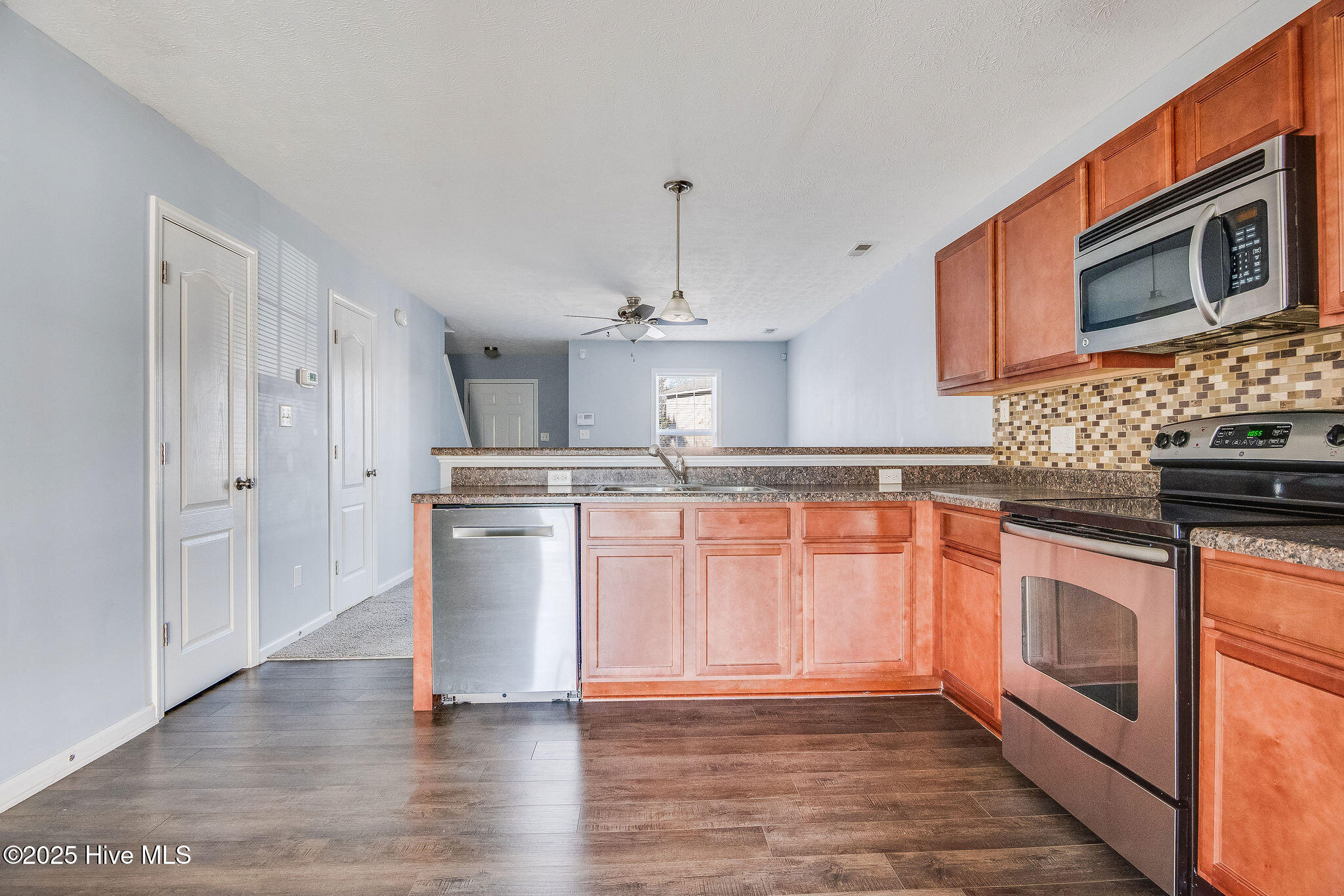 100541408 | Photo 24