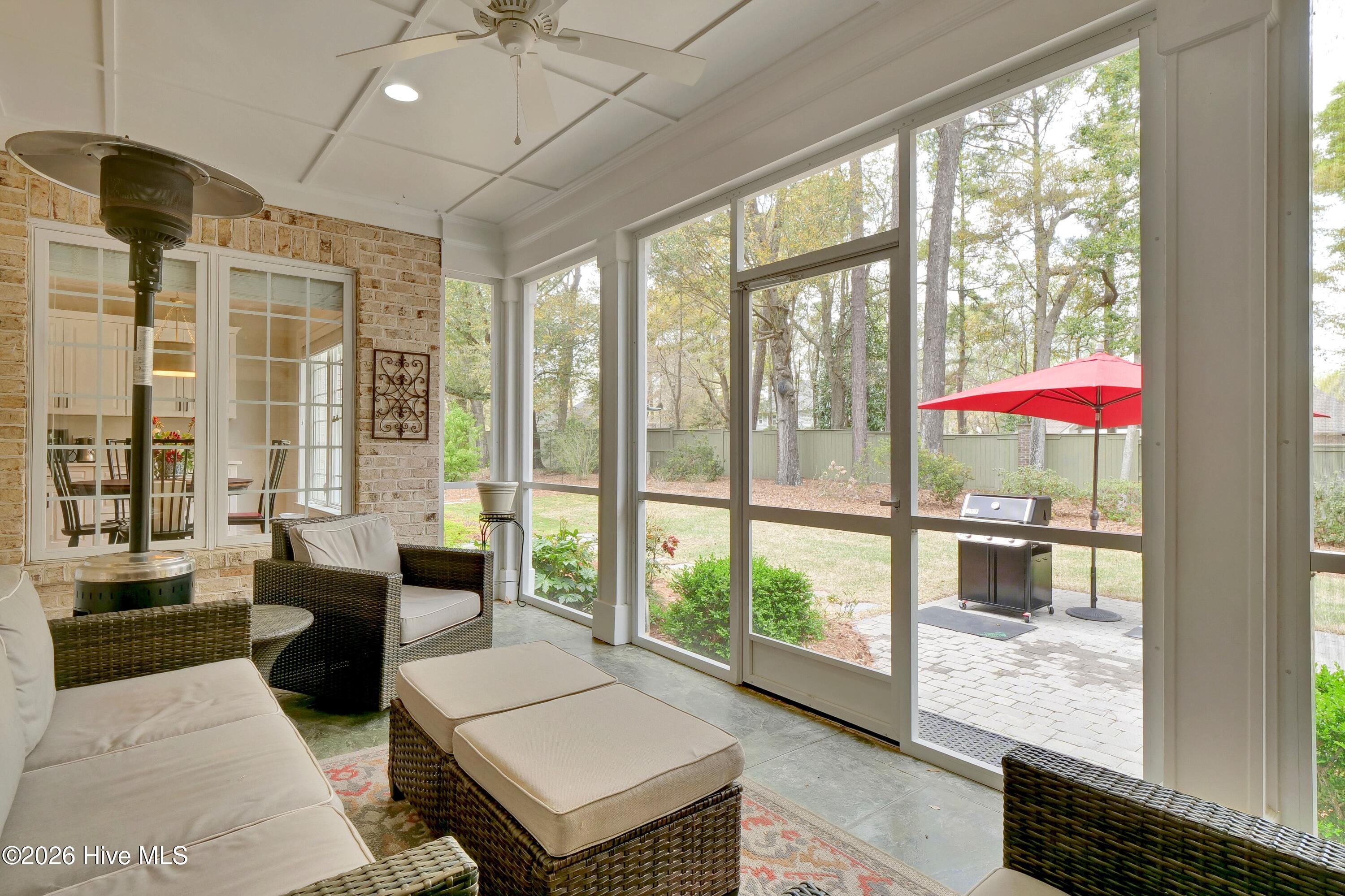 100563212 | Photo 35