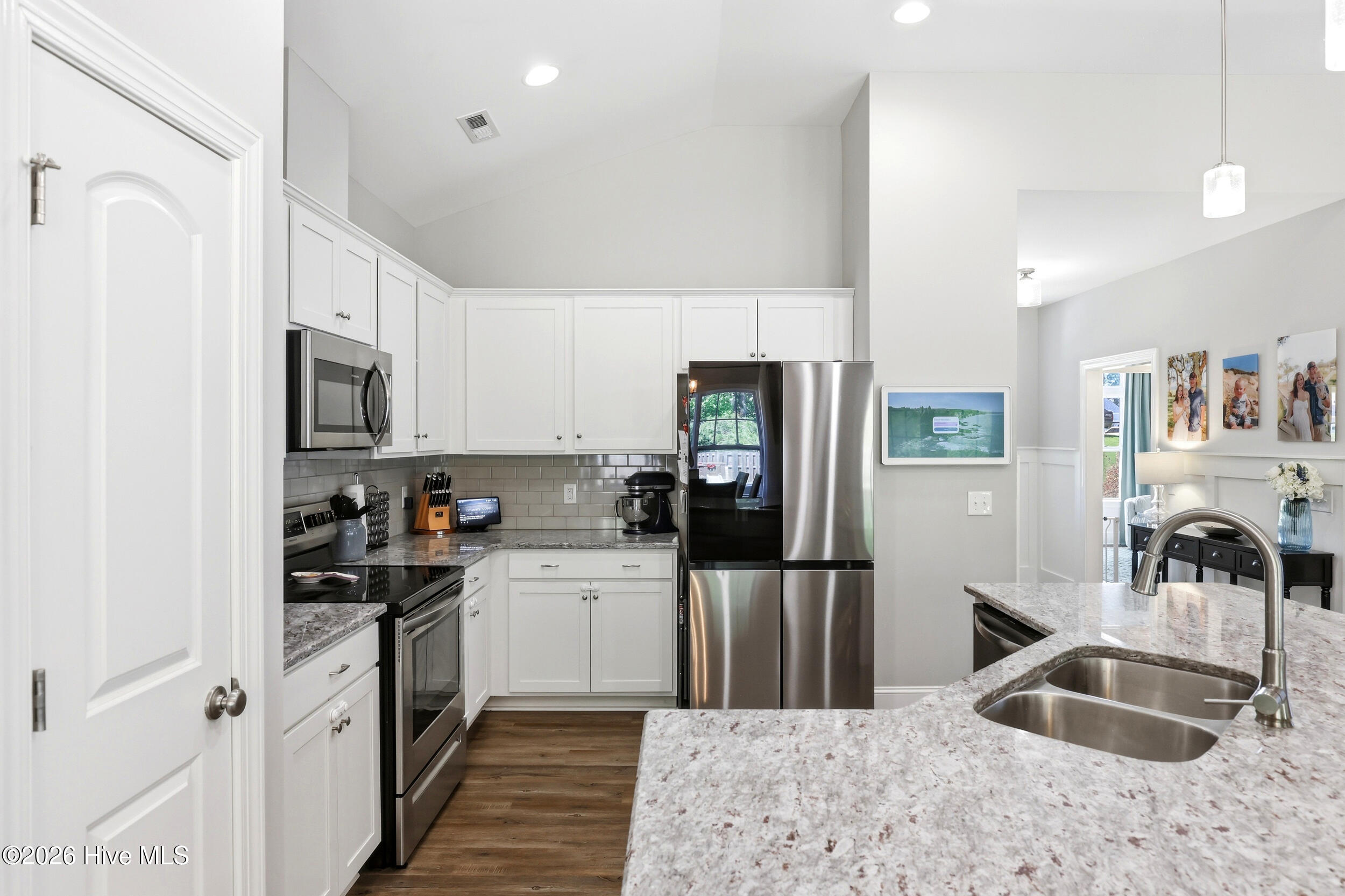 100569214 | Photo 12