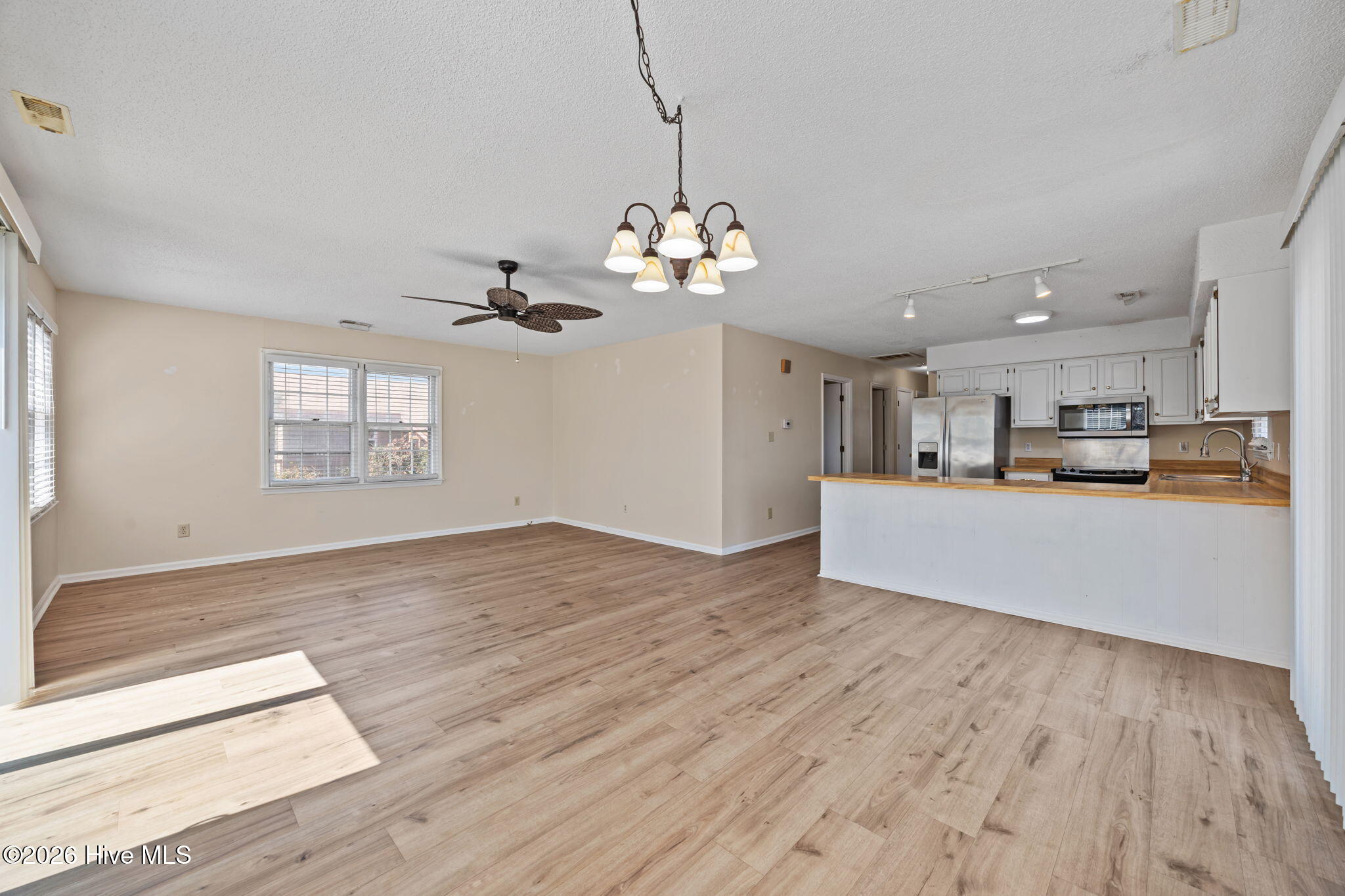 100562475 | Photo 14