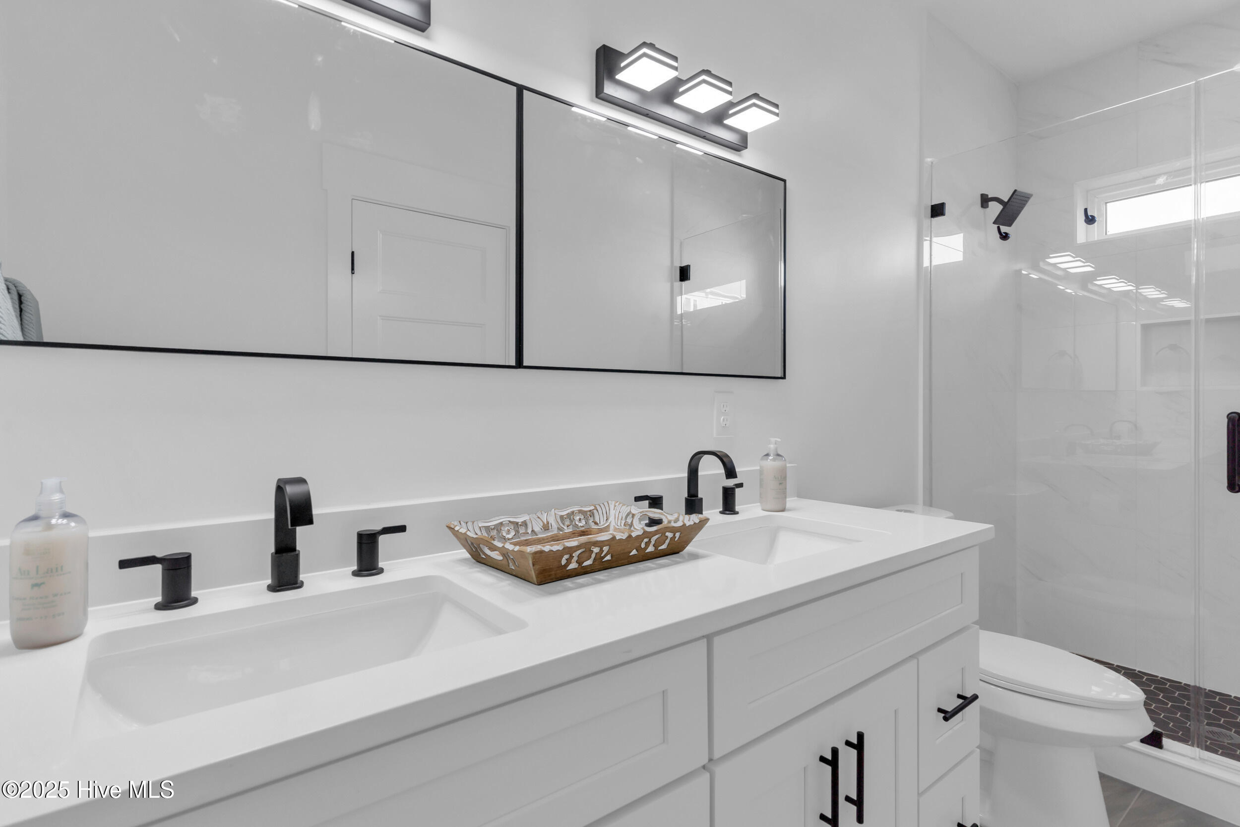 100535218 | Photo 30