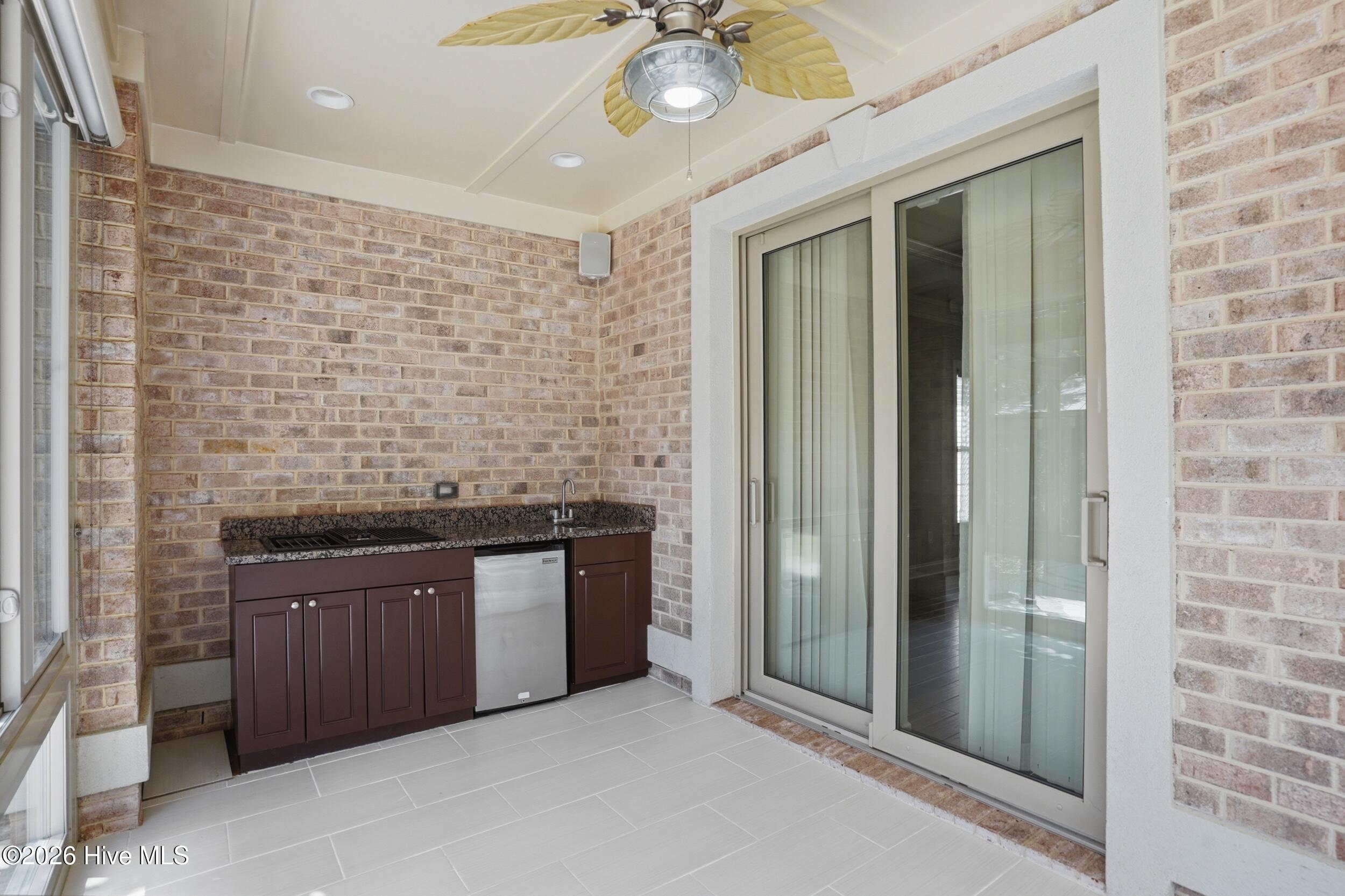 100567048 | Photo 31