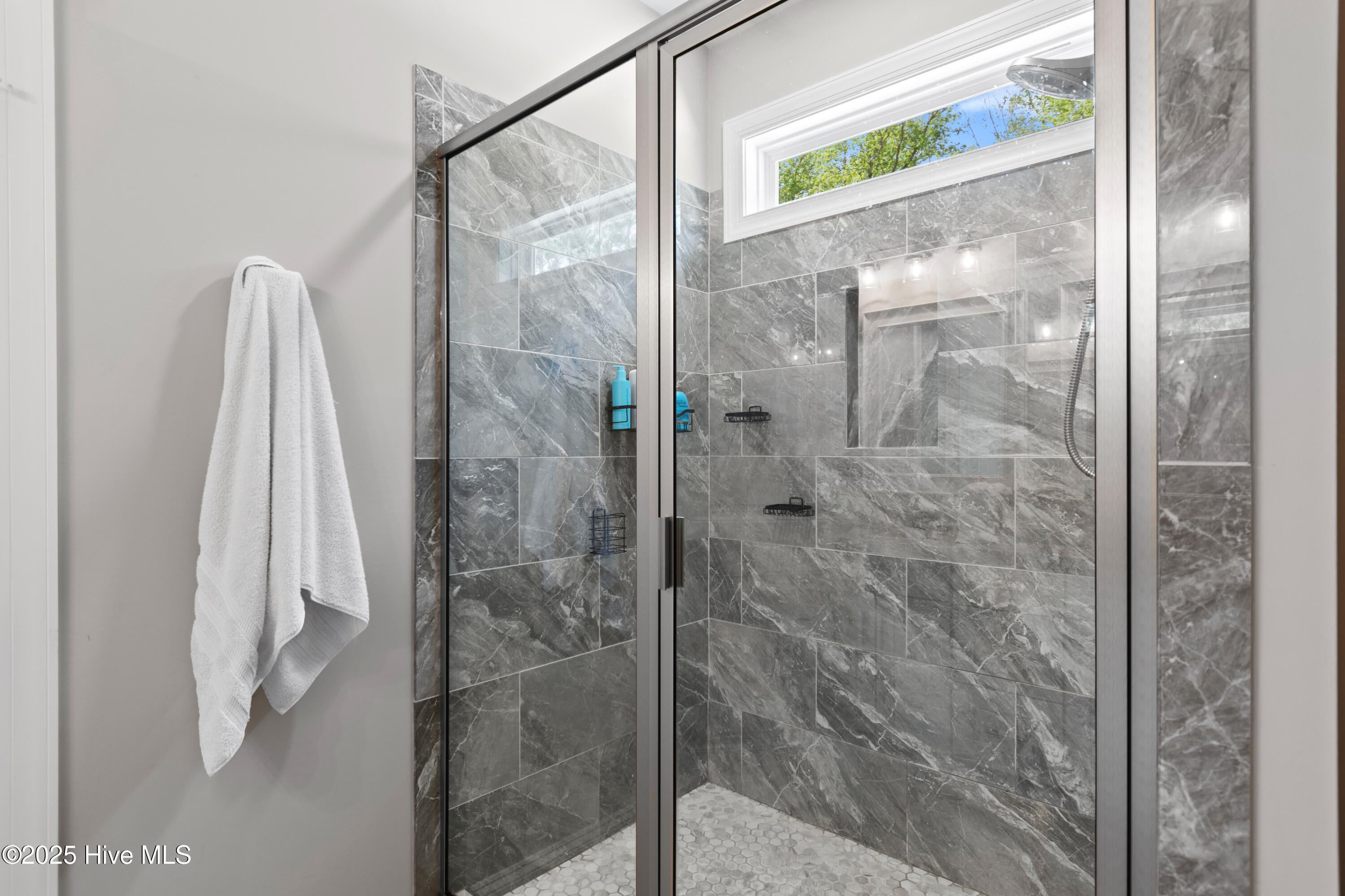 100530702 | Photo 22