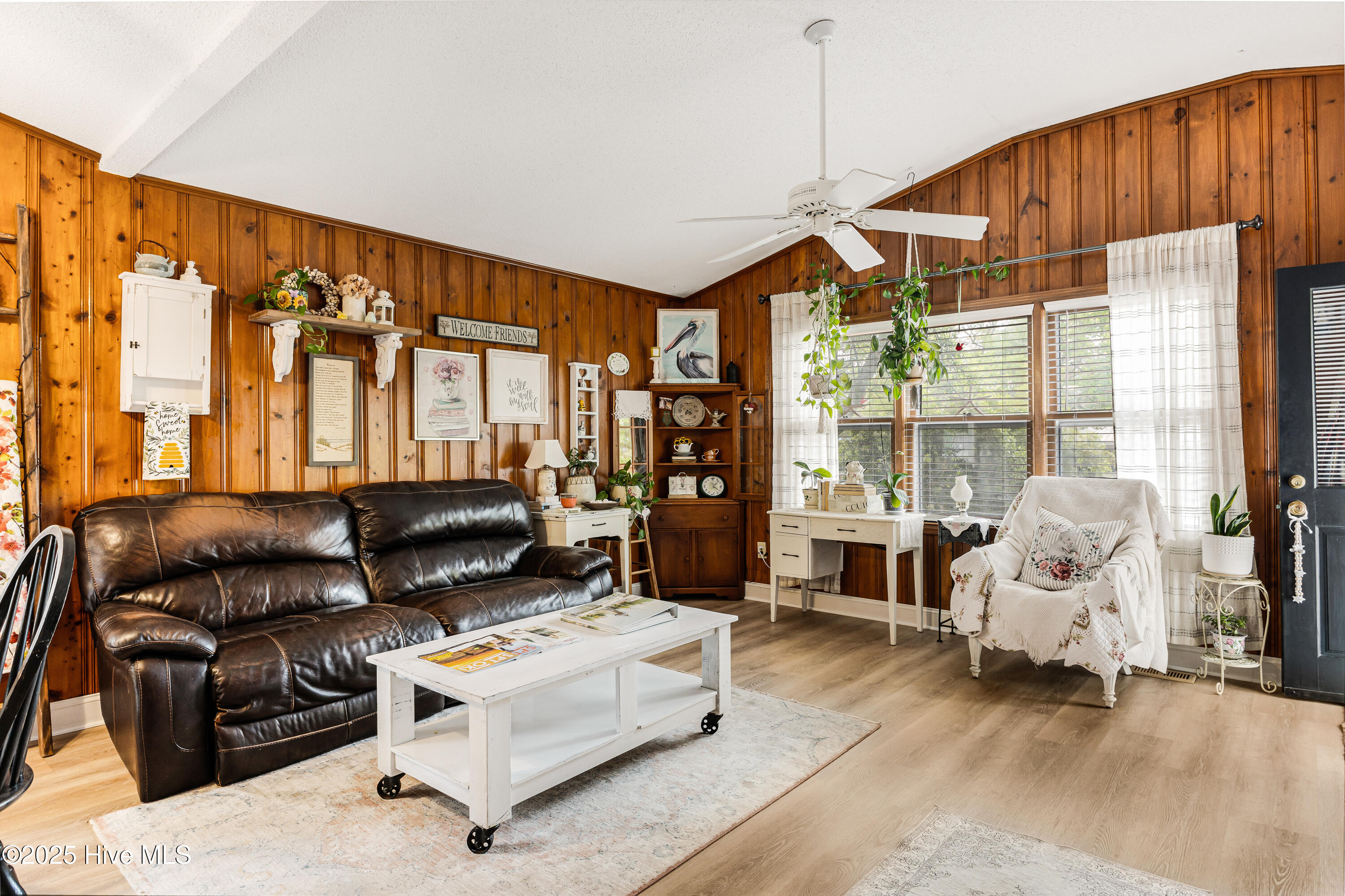 100533103 | Photo 10