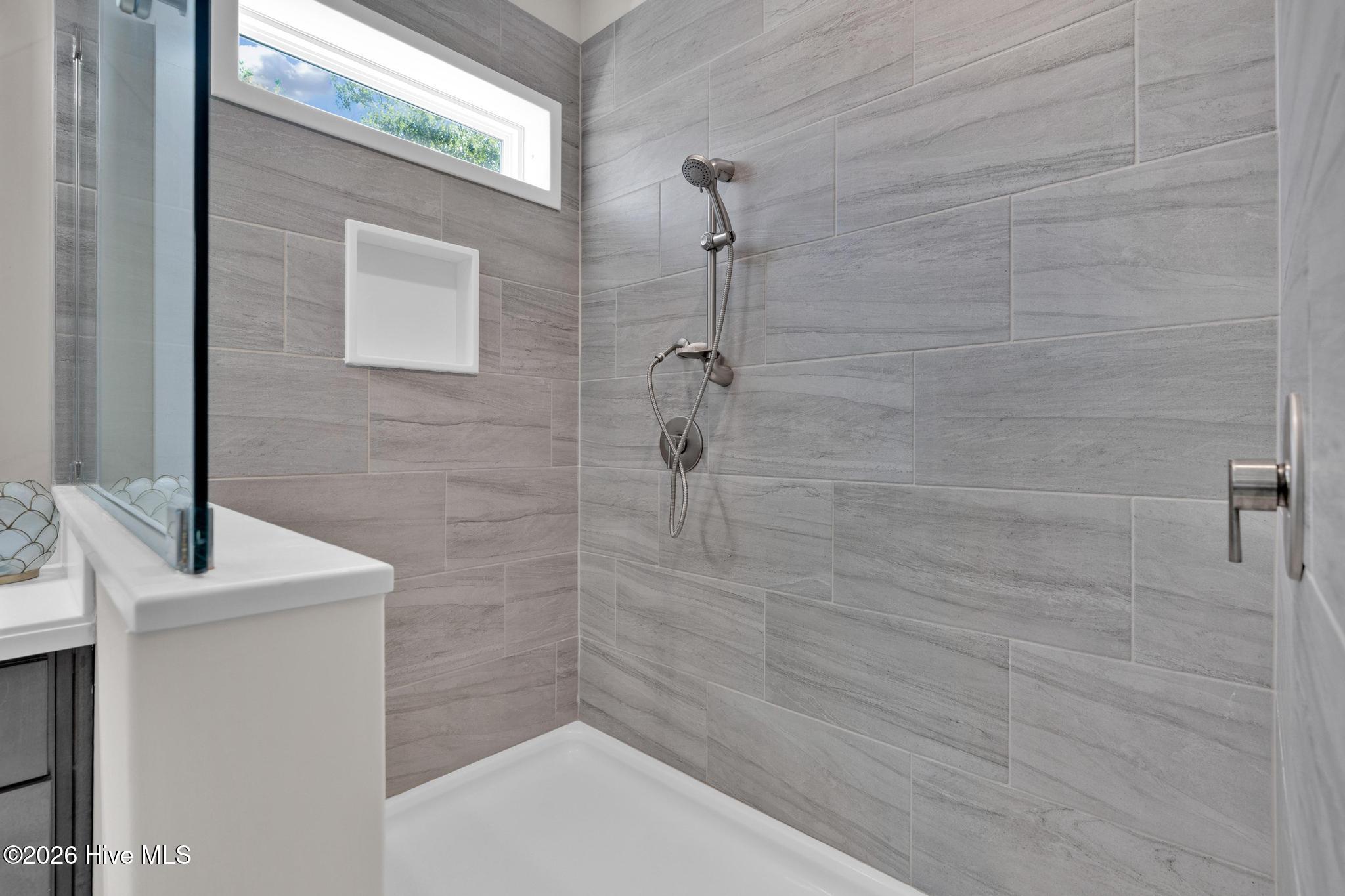 100569220 | Photo 29