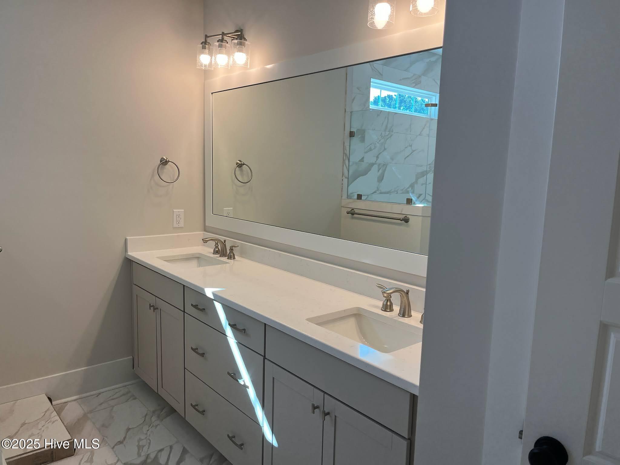 100510307 | Photo 11