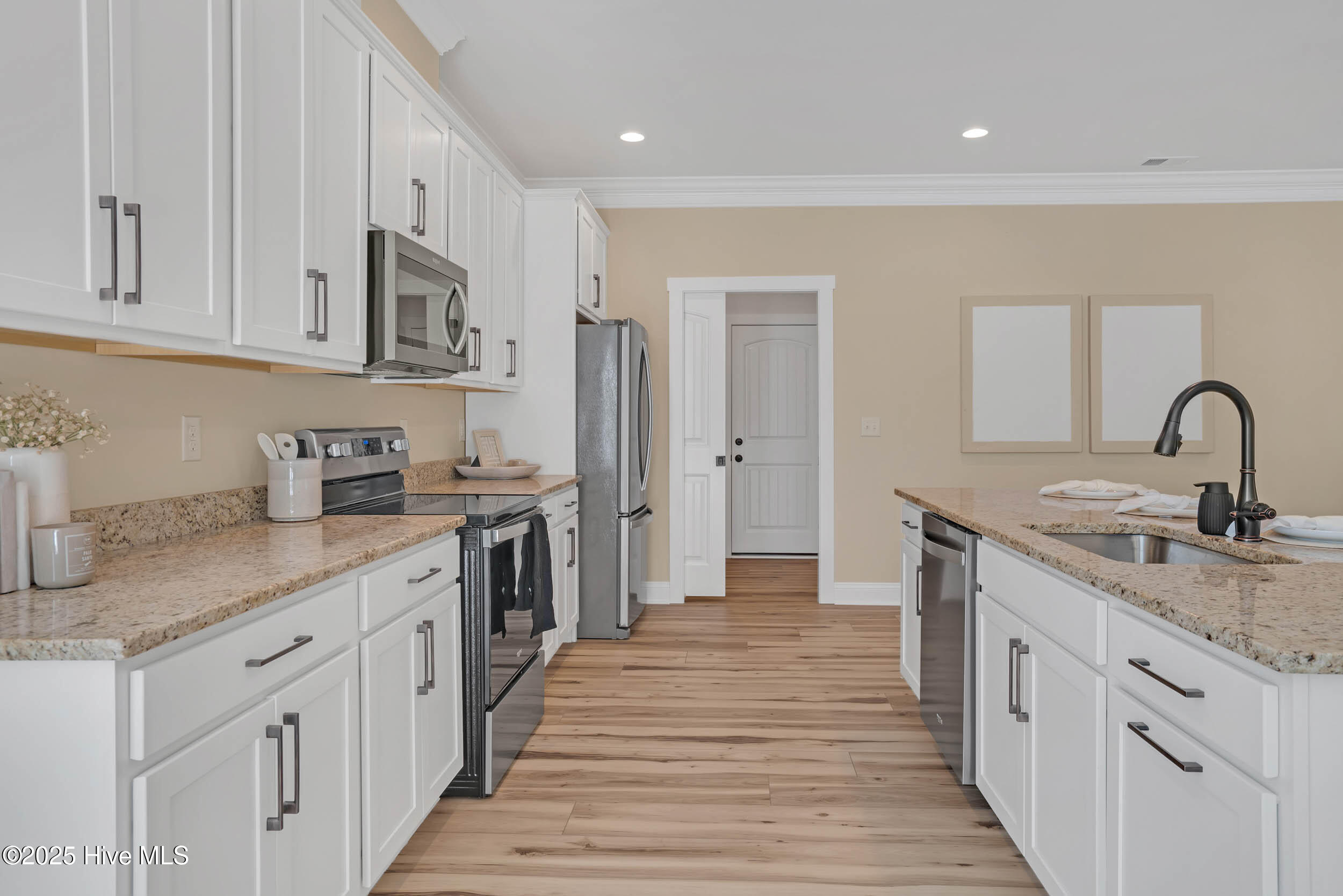 100460470 | Photo 23